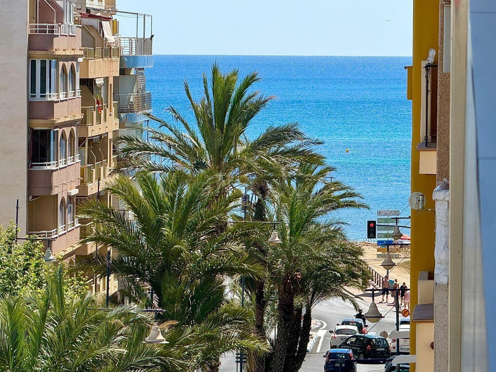InmoConchiAIO Alquila en Torrevieja a 100m2 de la playa piso de dos dormitorios
