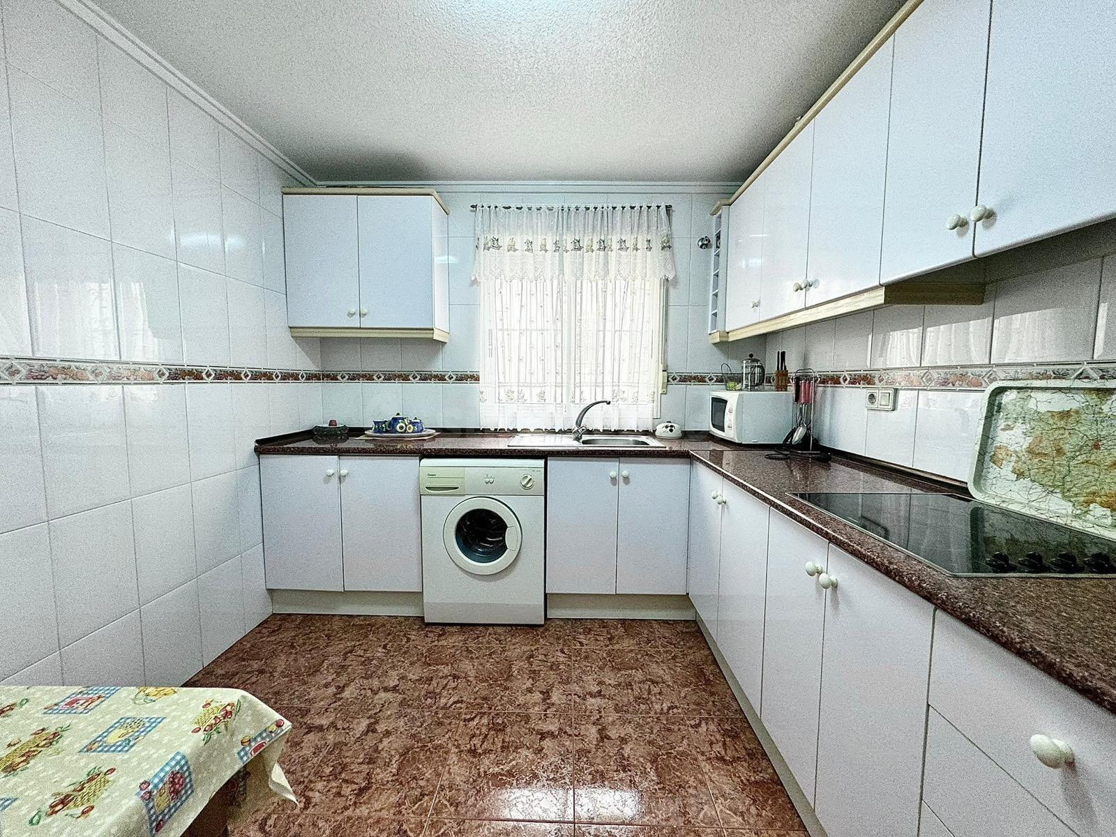 InmoConchiAIO Alquila en Torrevieja a 100m2 de la playa piso de dos dormitorios - foto 5