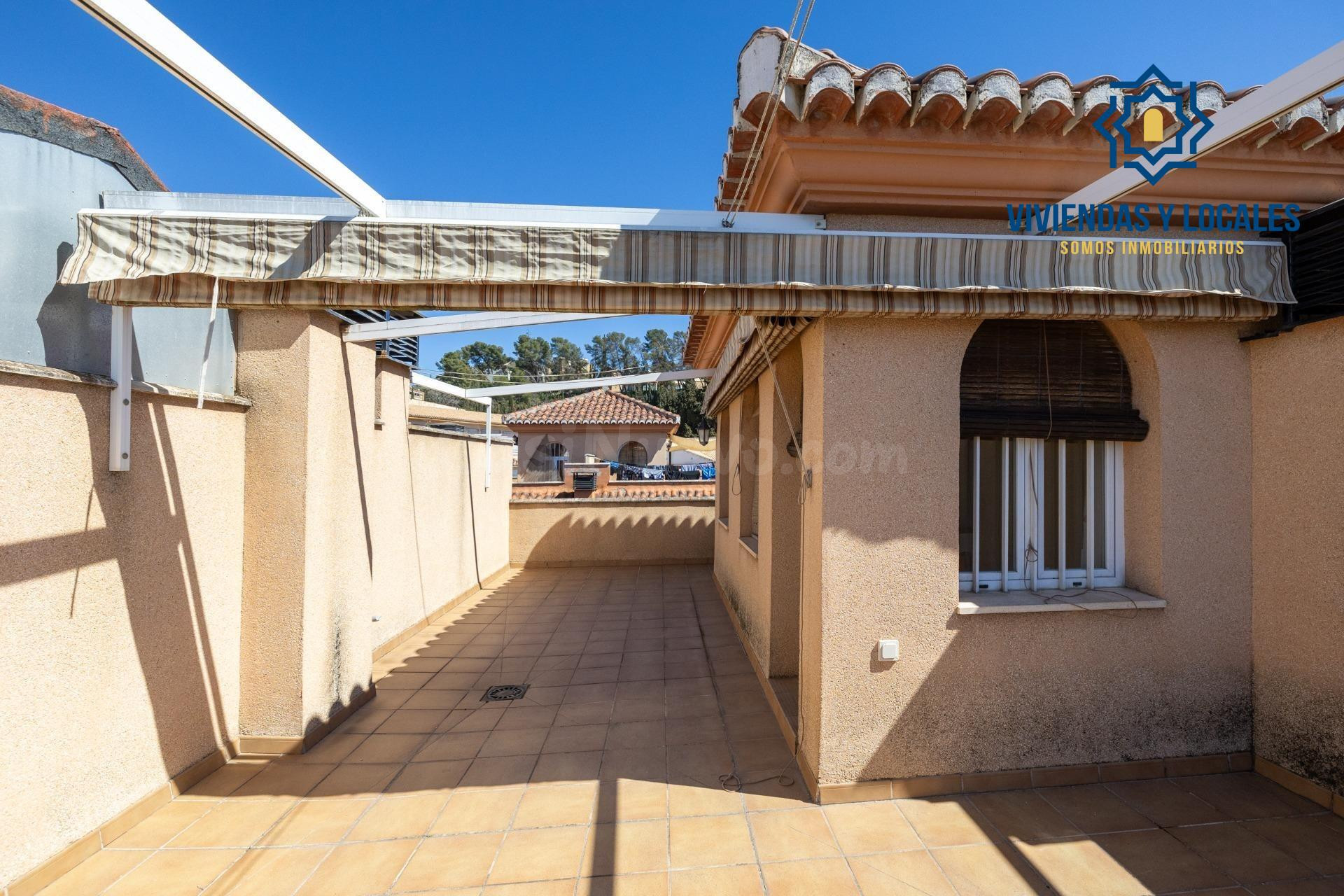 Espectacular casa unifamiliar en recinto cerrado en Granada capital