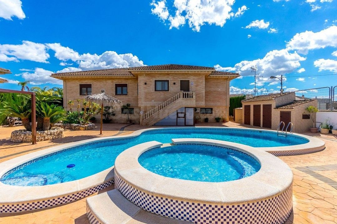Casa de campo 4 habitaciones 500m² en venta - Comunidad vale
