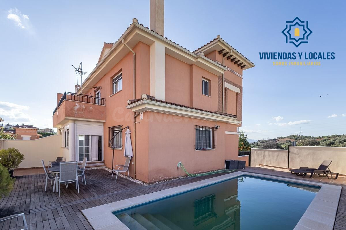Casa pareada con piscina y vistas despejadas en Huétor Vega