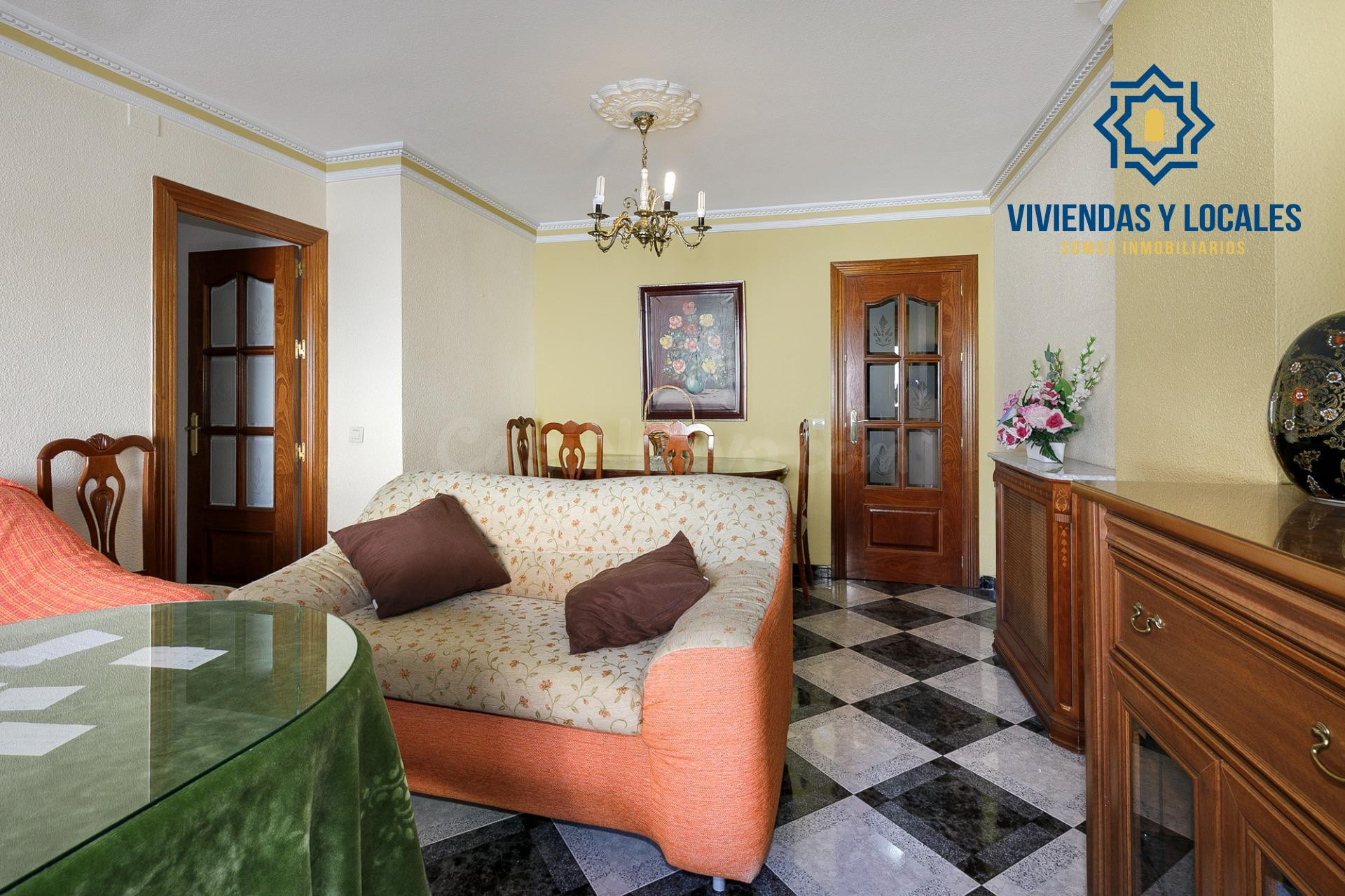 Piso 80 m2 útiles con terraza y patio en Granada | 3 dormito - foto 2