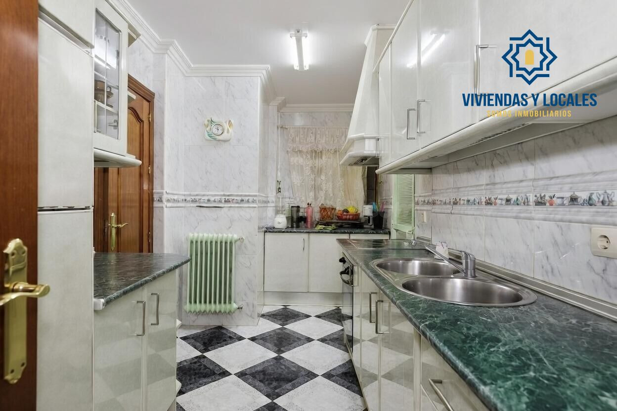Piso 80 m2 útiles con terraza y patio en Granada | 3 dormito - foto 3