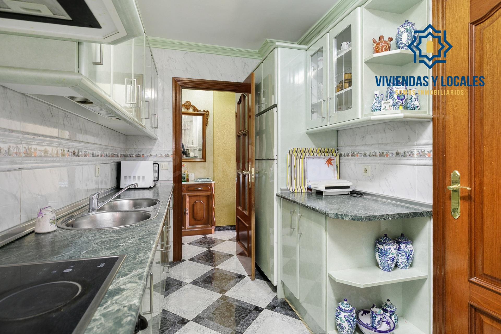 Piso 80 m2 útiles con terraza y patio en Granada | 3 dormito - foto 4