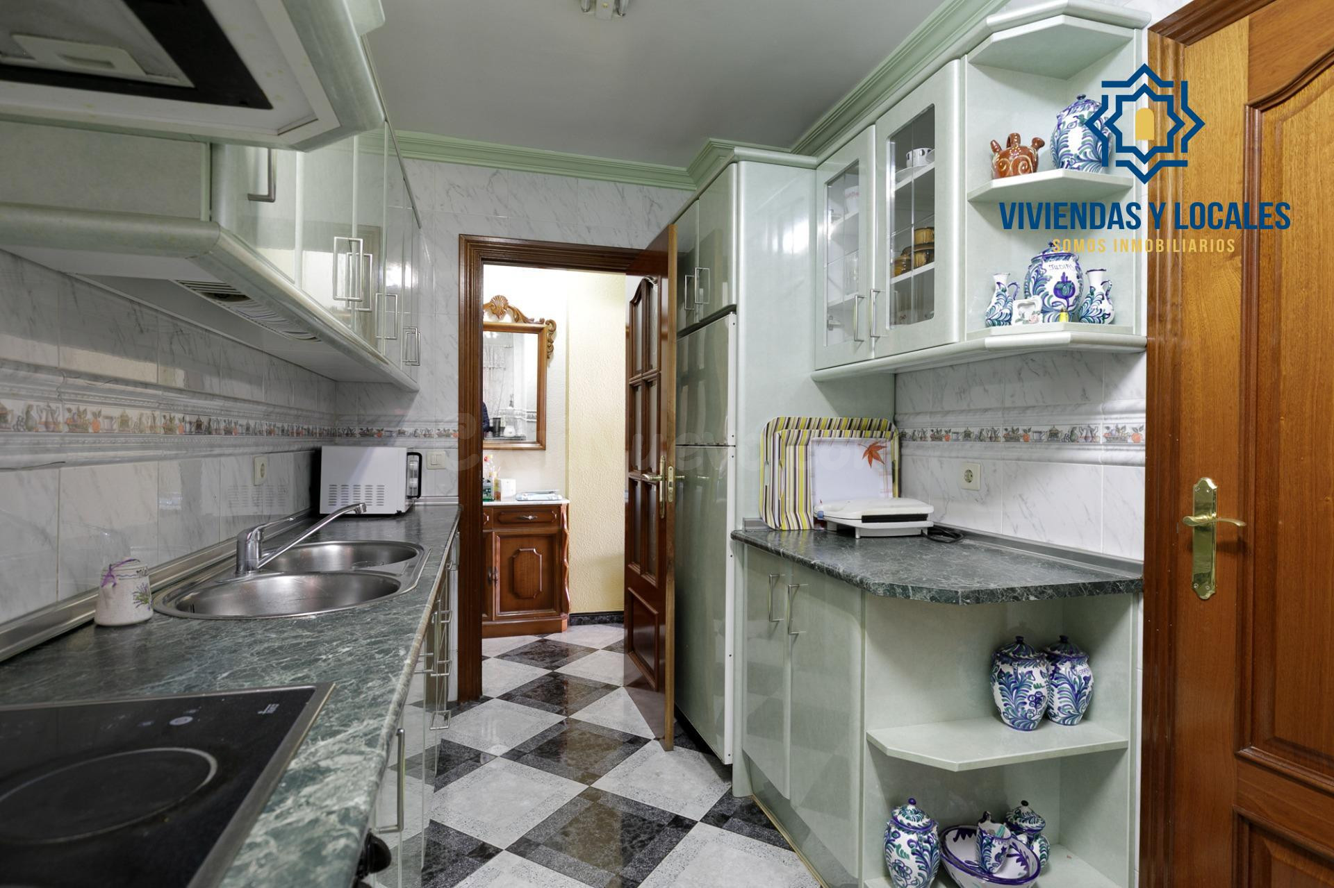 Piso 80 m2 útiles con terraza y patio en Granada | 3 dormito - foto 5