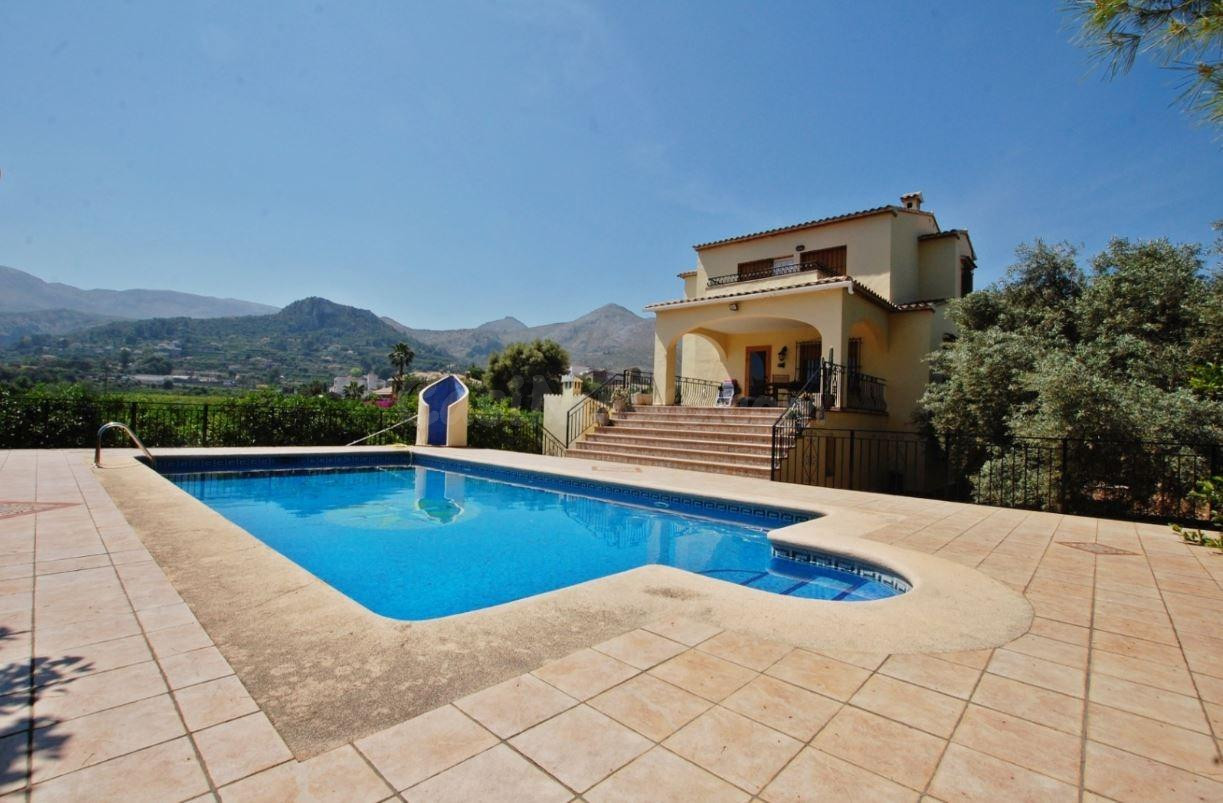 Villa de estilo rústico con terreno