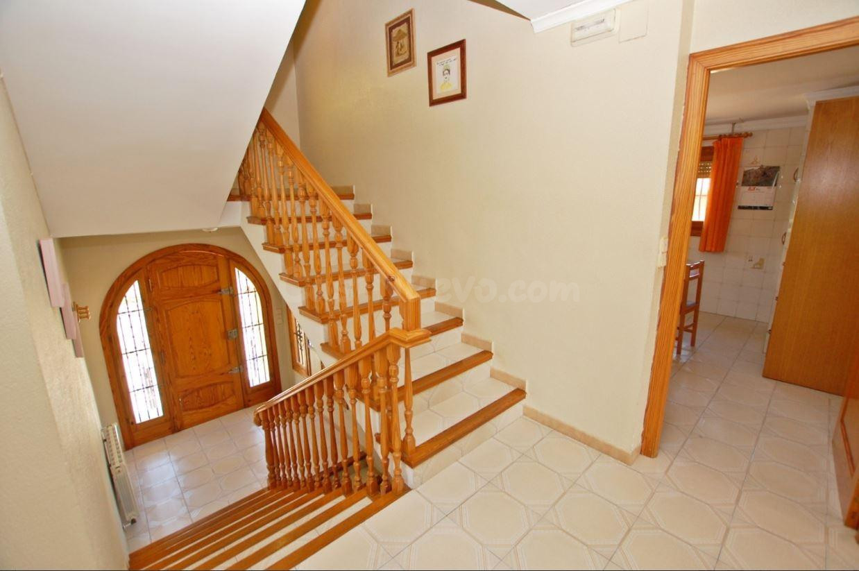 Villa de estilo rústico con terreno - foto 4
