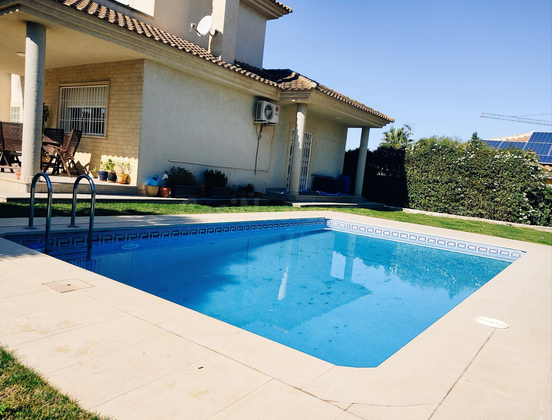 Chalet independiente con 524m2 de parcela y piscina privada  - foto 2