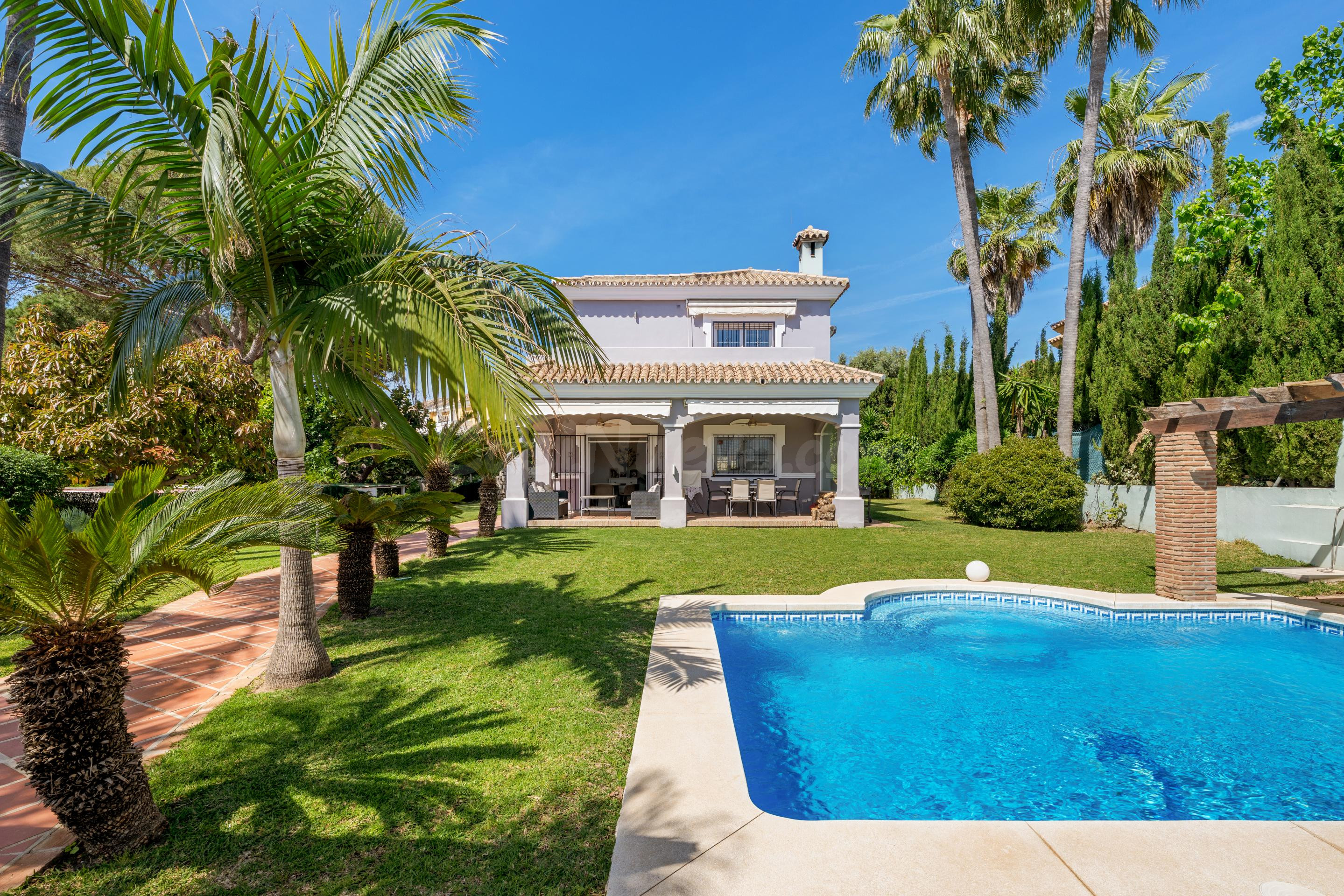 Excepcional villa mediterránea junto al golf Atalaya