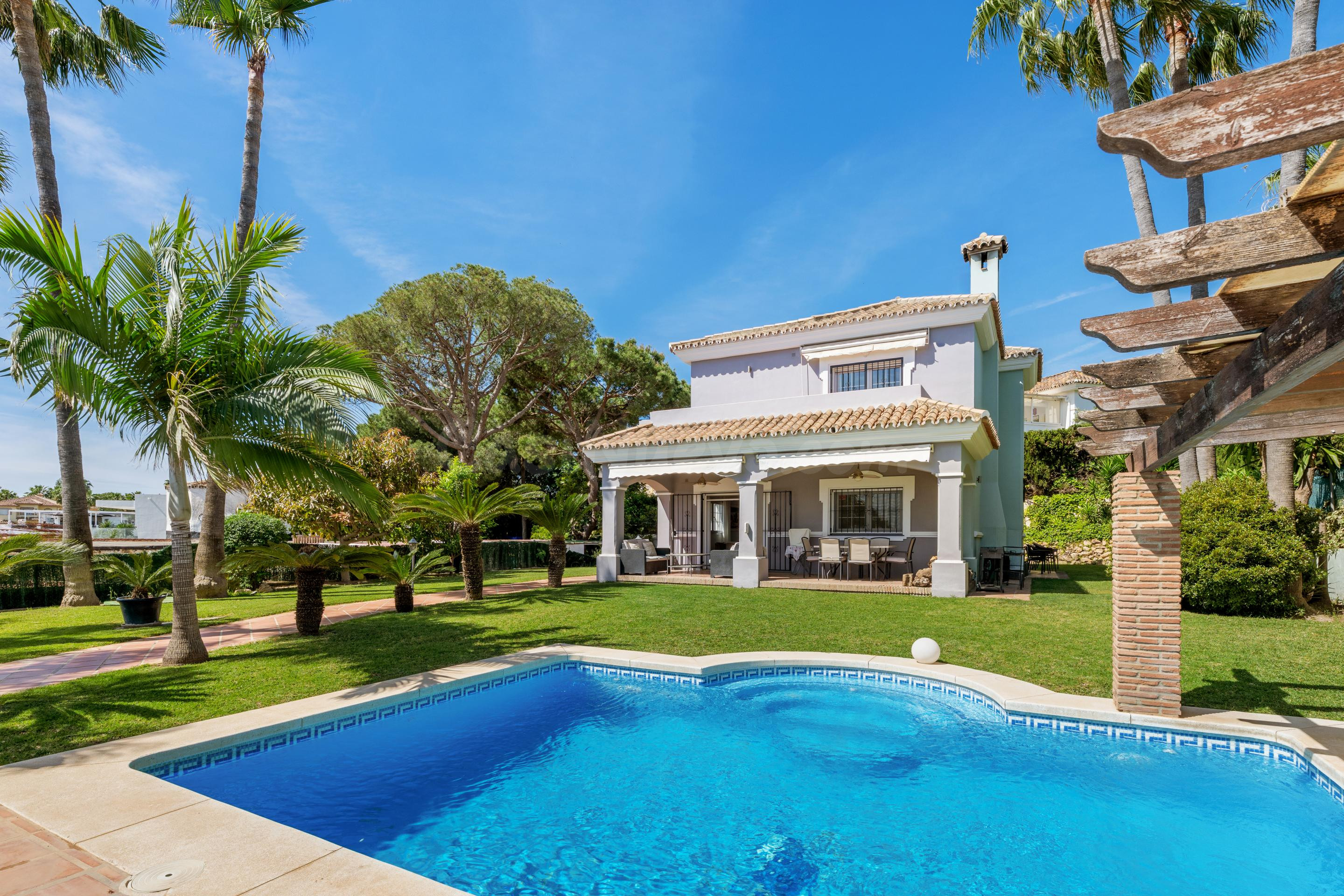 Excepcional villa mediterránea junto al golf Atalaya - foto 5