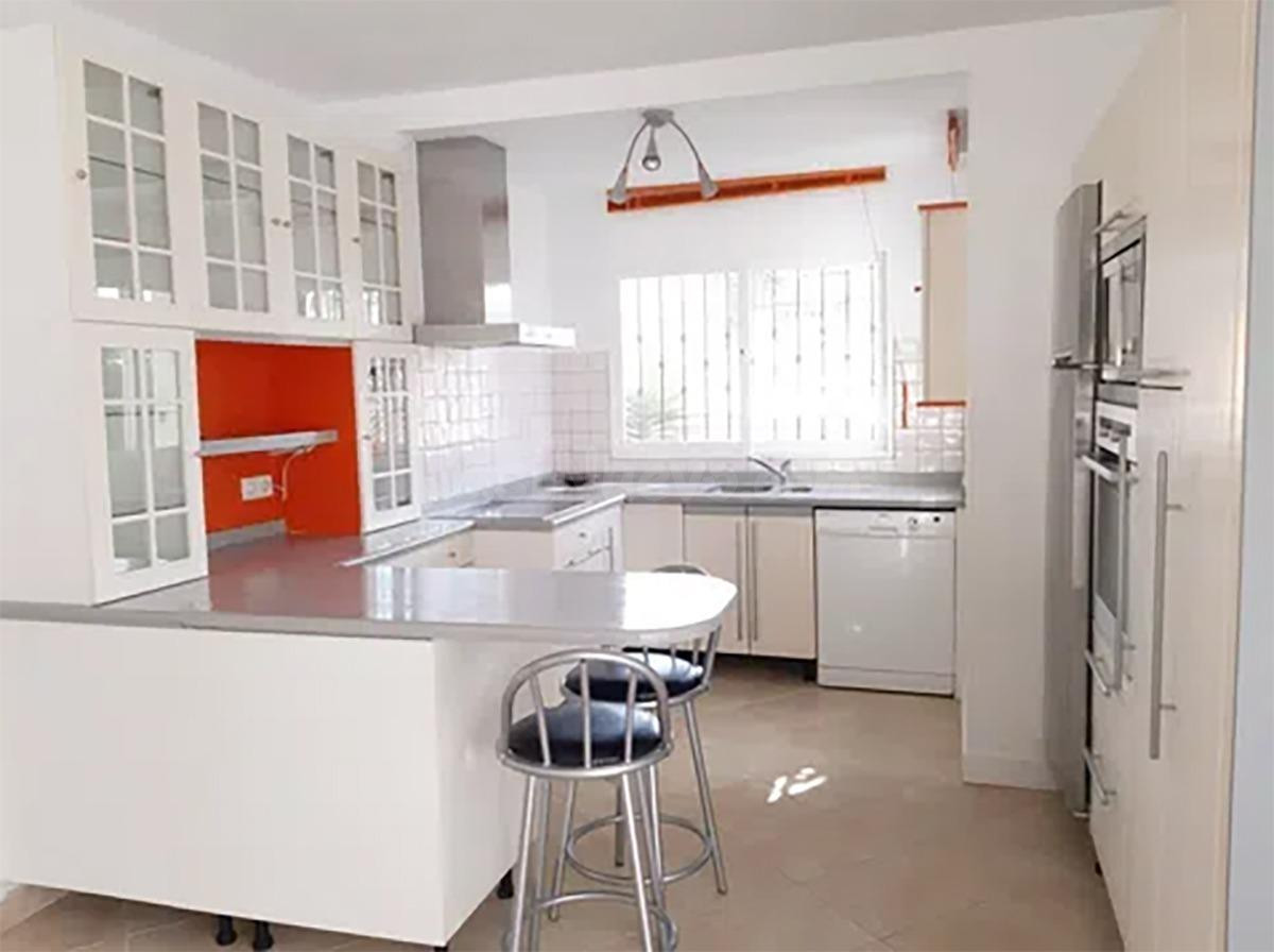 Exclusiva Villa en Marbella con piscina y gran parcela priva - foto 4