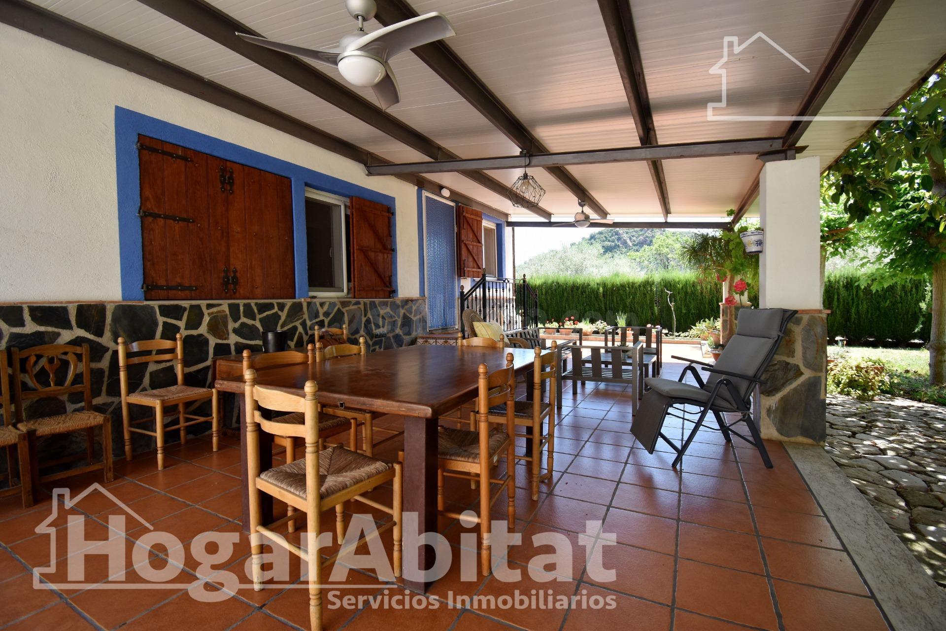 CHALET AMPLIO Y REFORMADO CON PISCINA, GARAJE Y PARCELA RÚST - foto 2
