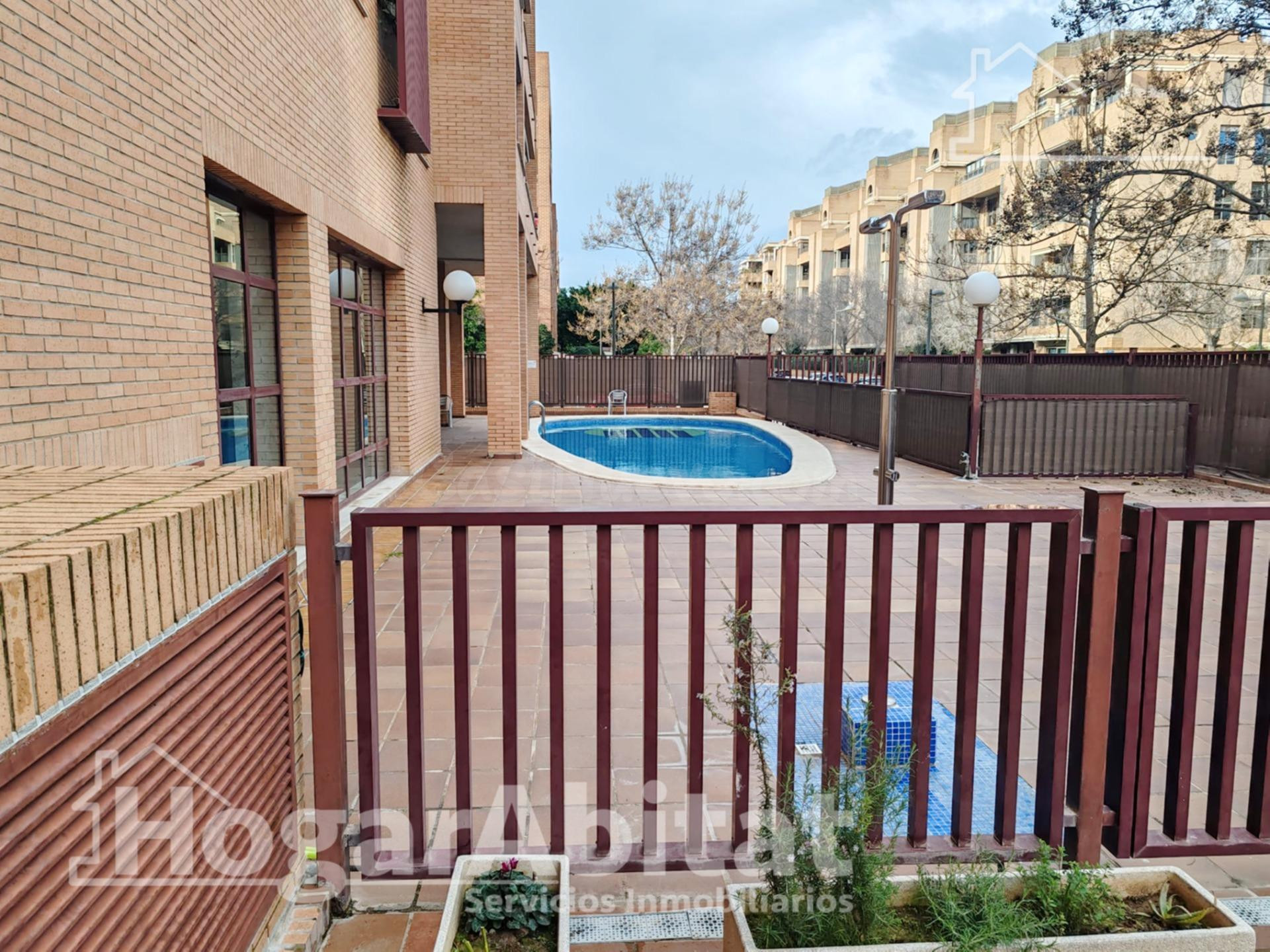 EN RESIDENCIAL CON PISCINA, GARAJE Y TERRAZA EN CAMPANAR