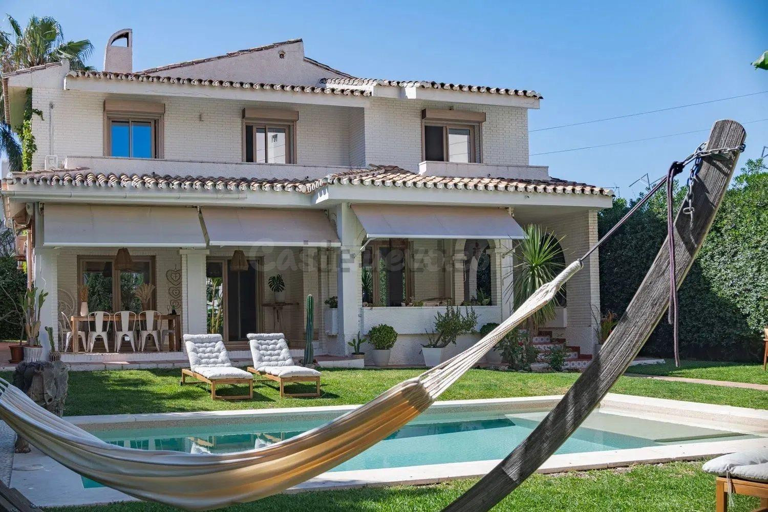 Exclusiva villa mediterránea a pasos del mar en Playamar
