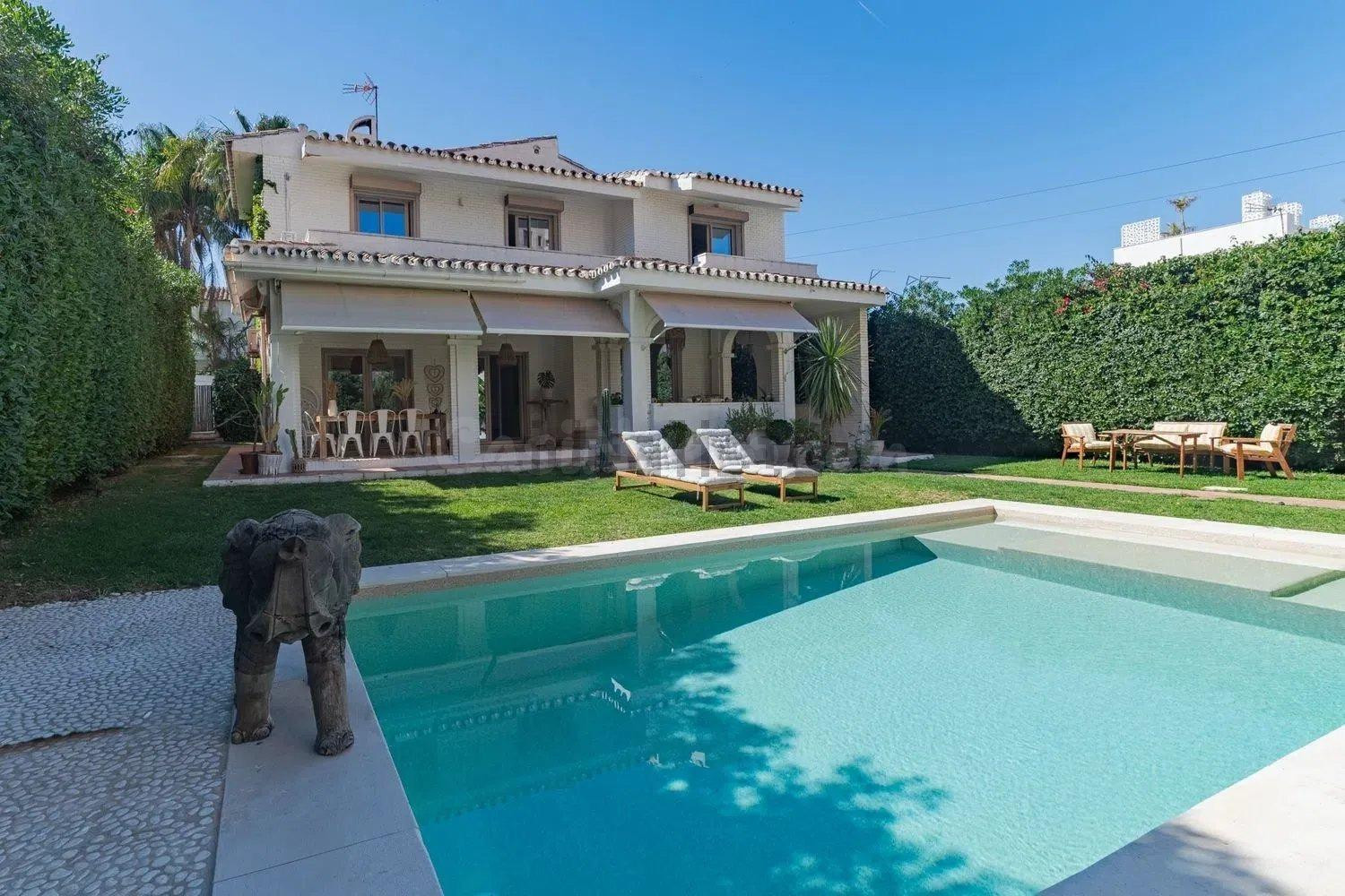 Exclusiva villa mediterránea a pasos del mar en Playamar - foto 2