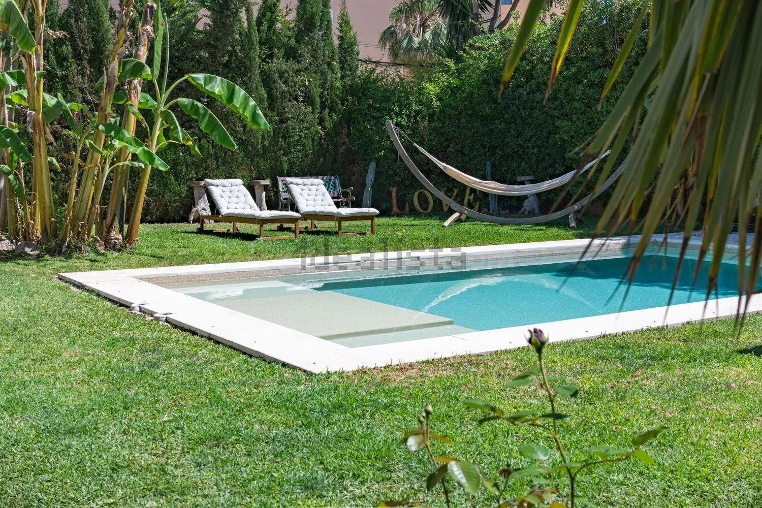 Exclusiva villa mediterránea a pasos del mar en Playamar - foto 3