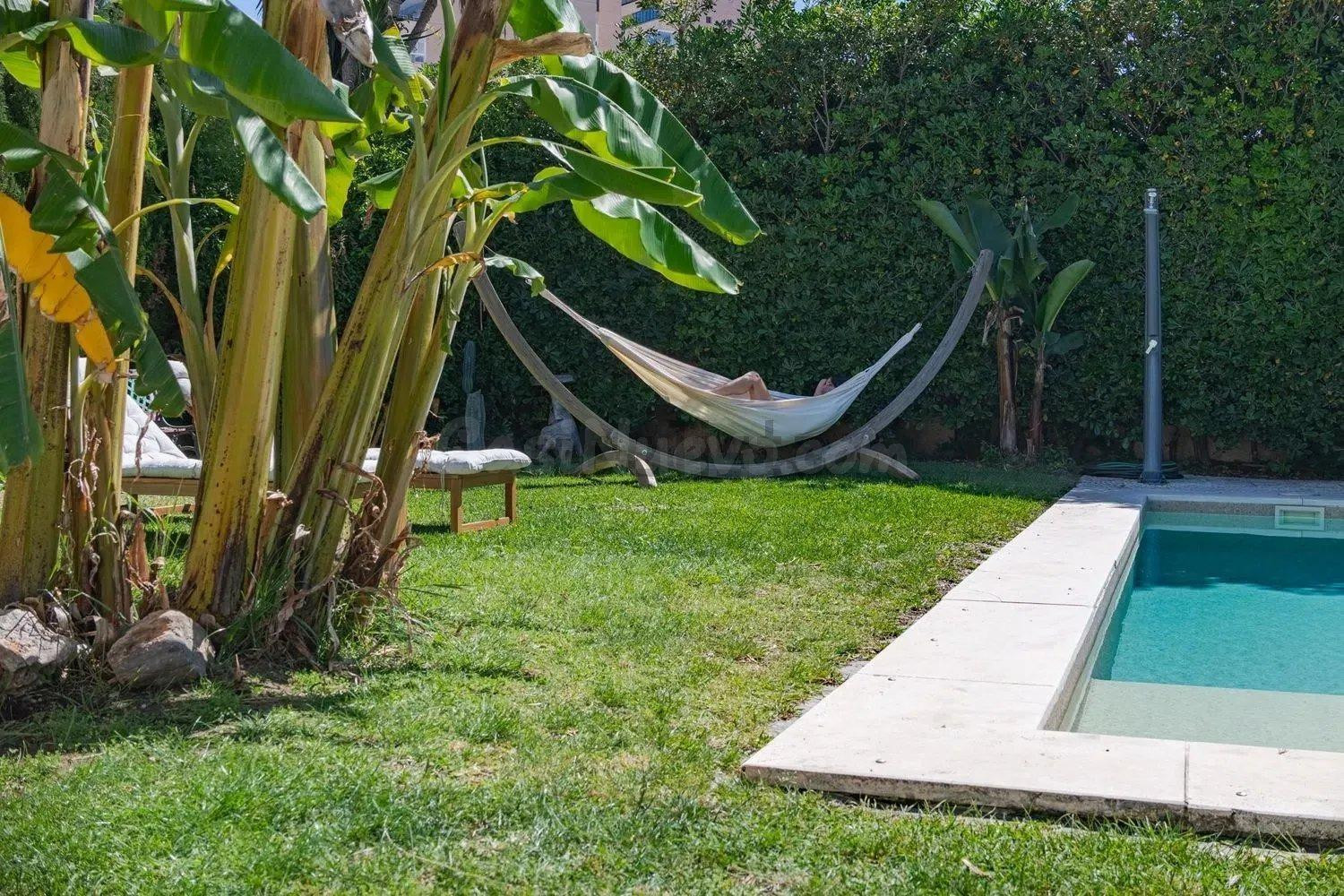 Exclusiva villa mediterránea a pasos del mar en Playamar - foto 4