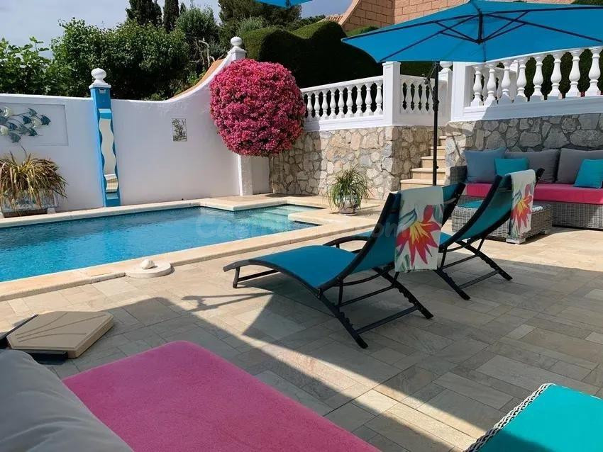 Exclusiva Villa de Estilo Boho Mediterráneo con Vistas al Ma