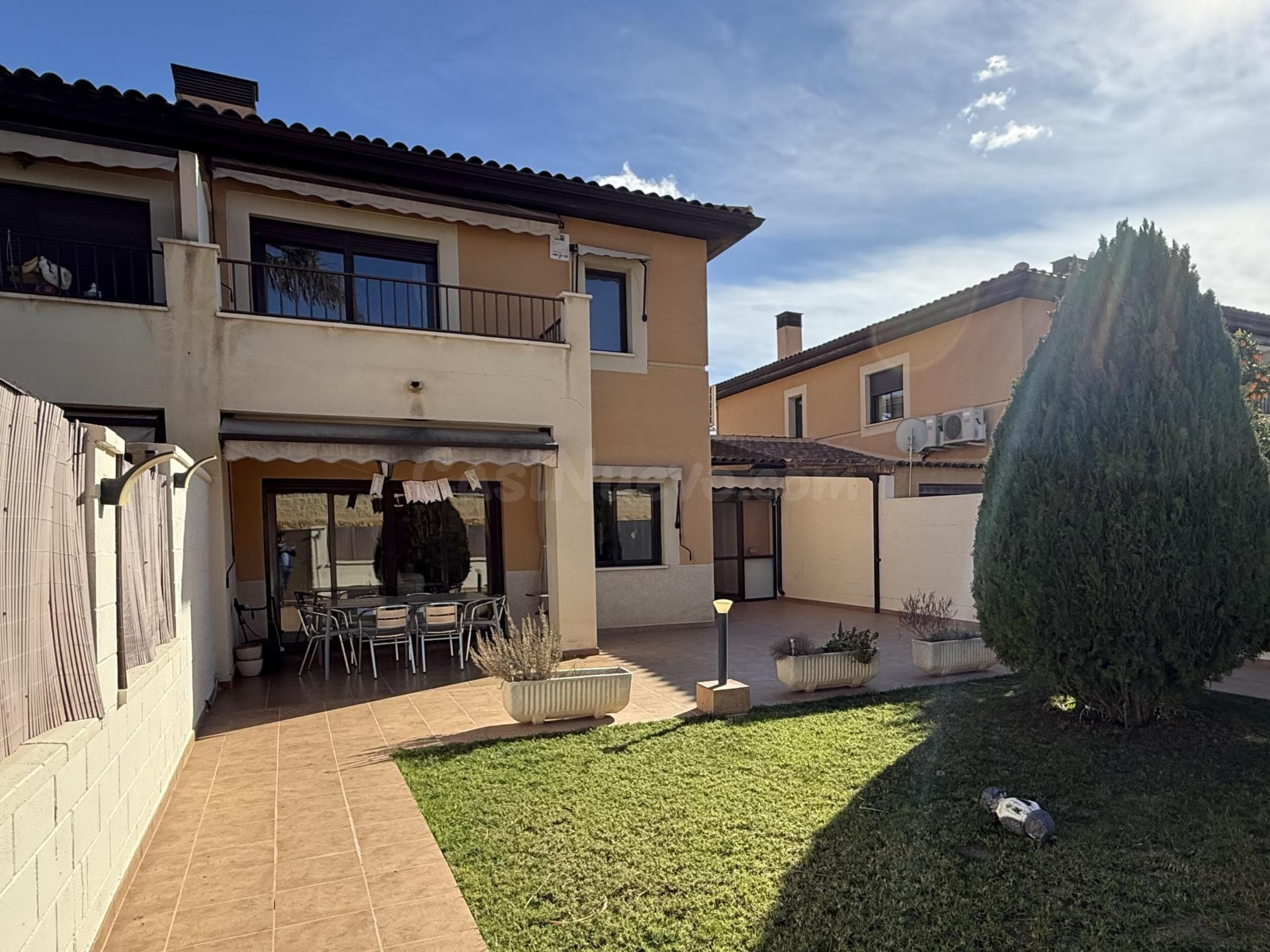 CHALET PAREADO EN ZONA RAVEL-ALMAJADA 5 DORMITORIOS, 3 BAÑOS - foto 2