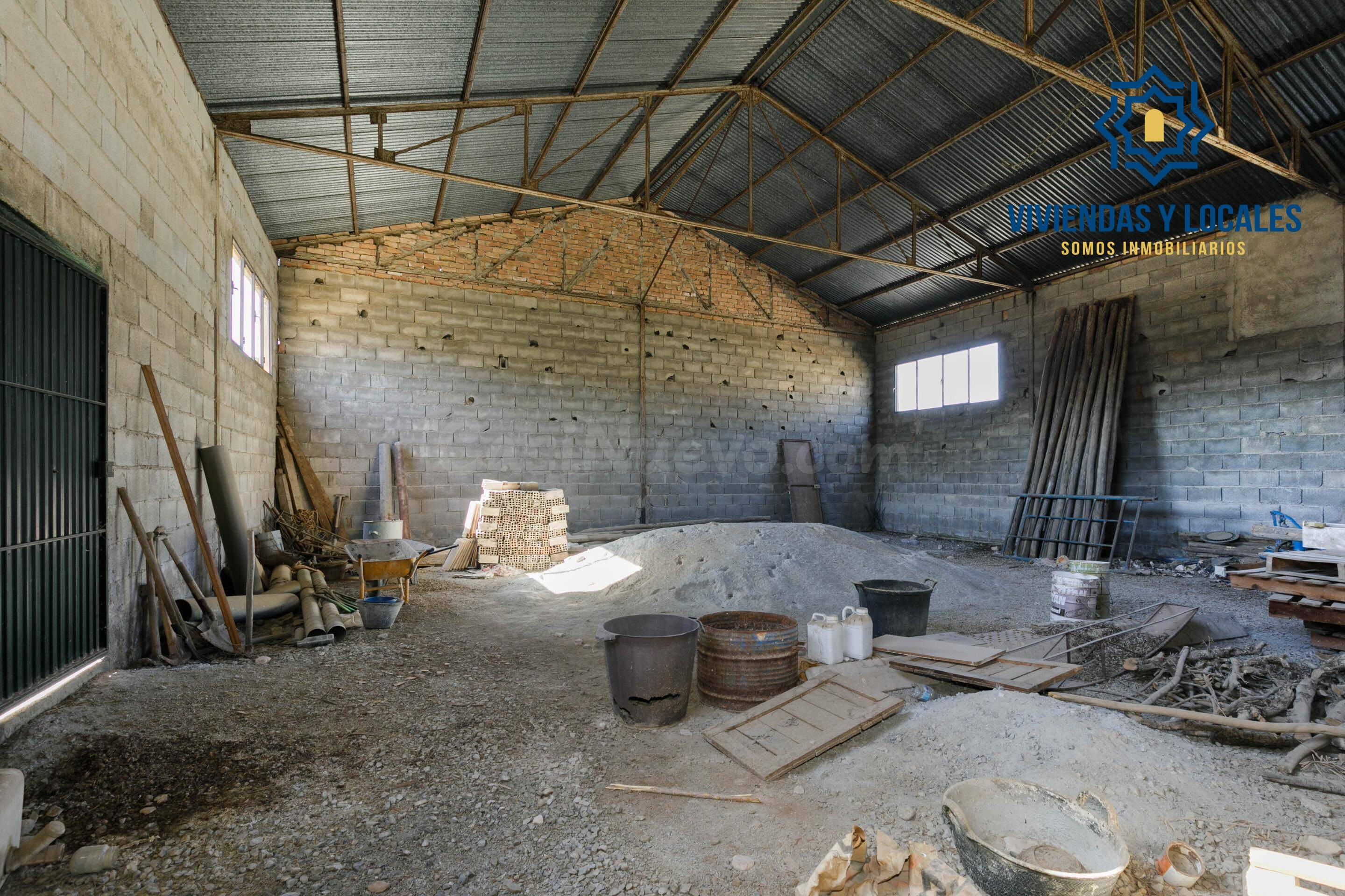 Nave industrial con amplio terreno urbano en Pulianas (Grana