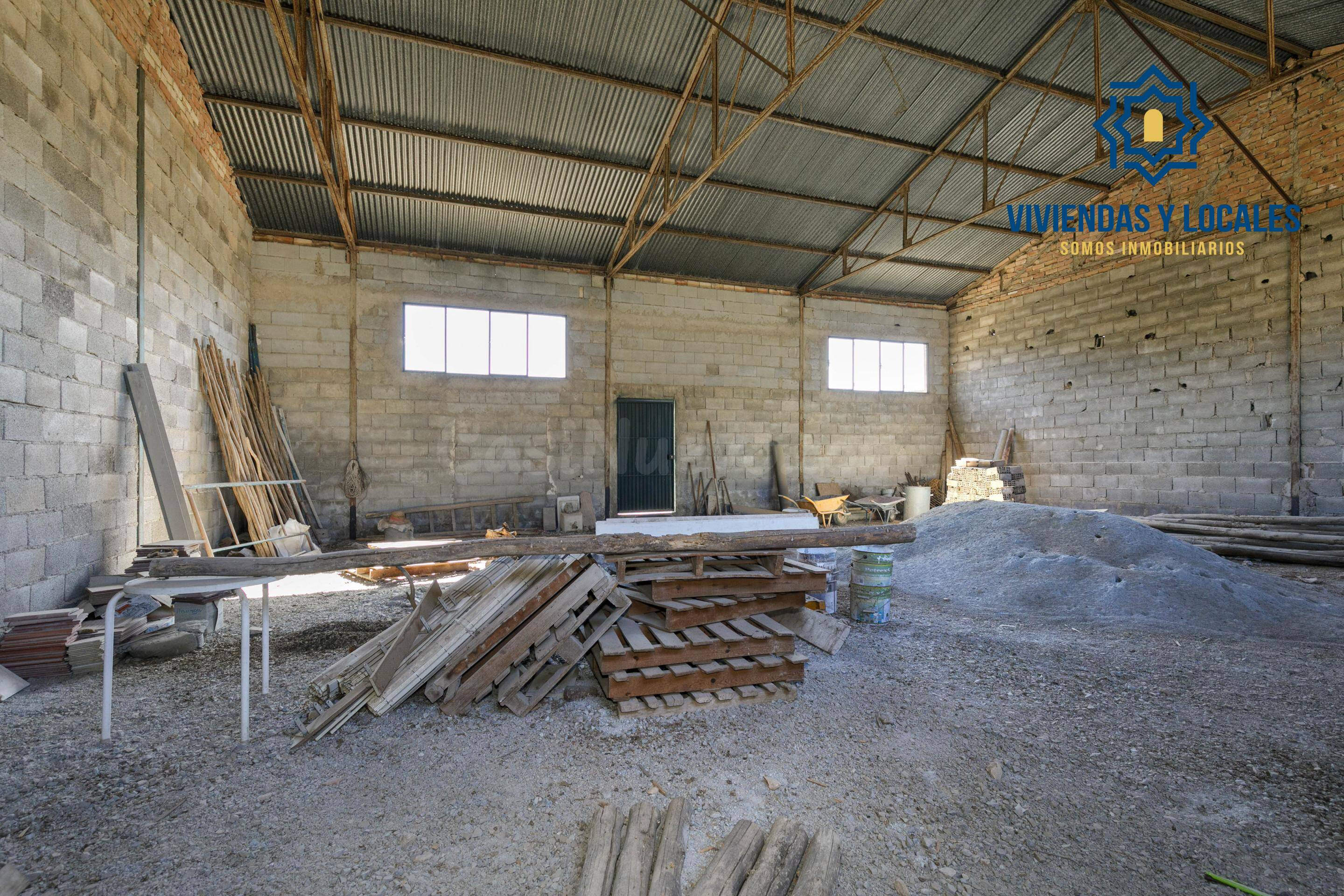Nave industrial con amplio terreno urbano en Pulianas (Grana - foto 2