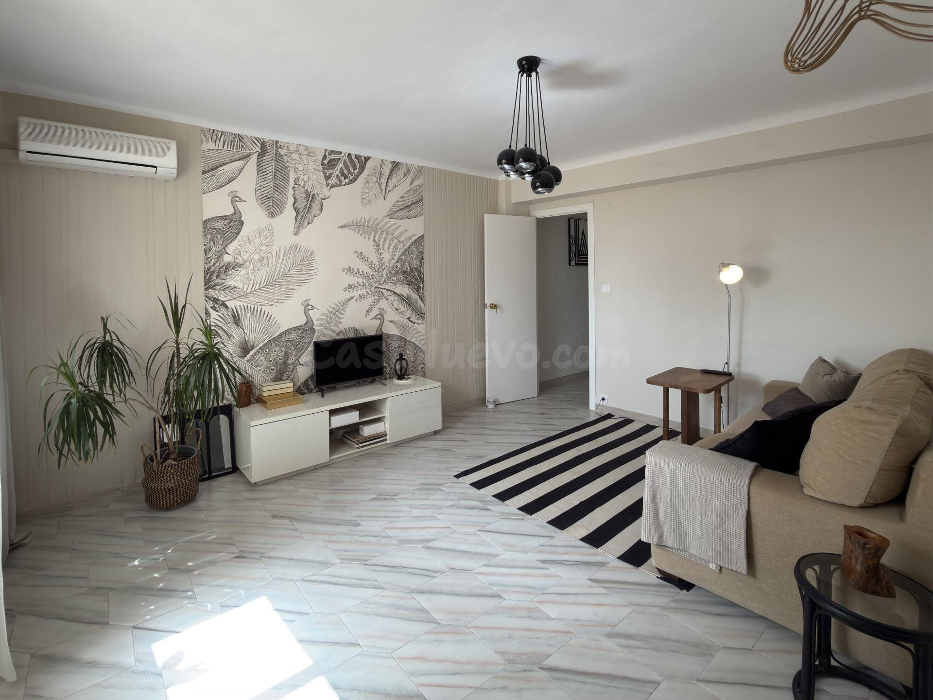 Título: Amplio y luminoso piso de 4 hab. y 2 baños en el cor - foto 2