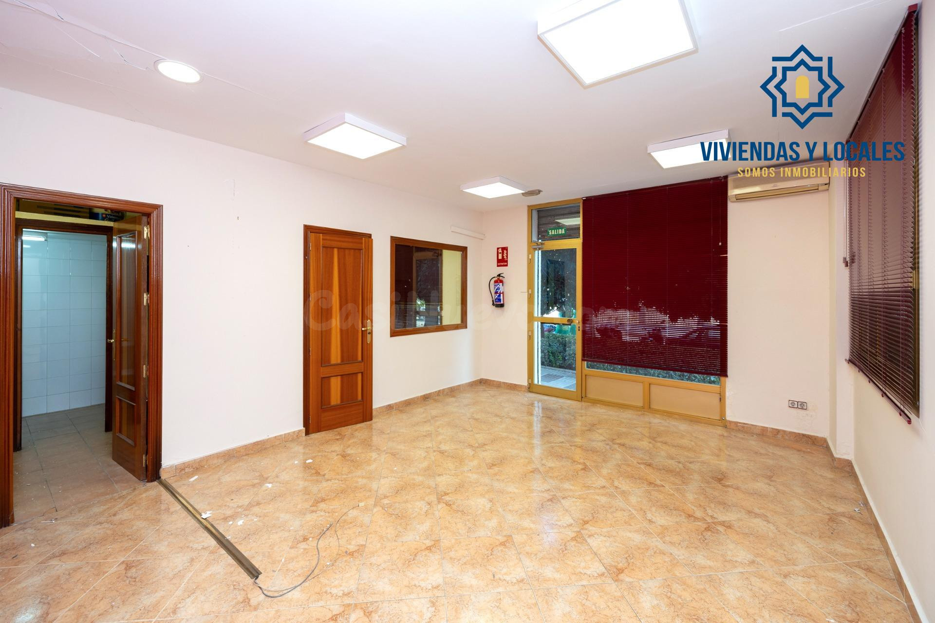 Local de 50 m2 cerca del centro de Granada con posibilidad d - foto 5
