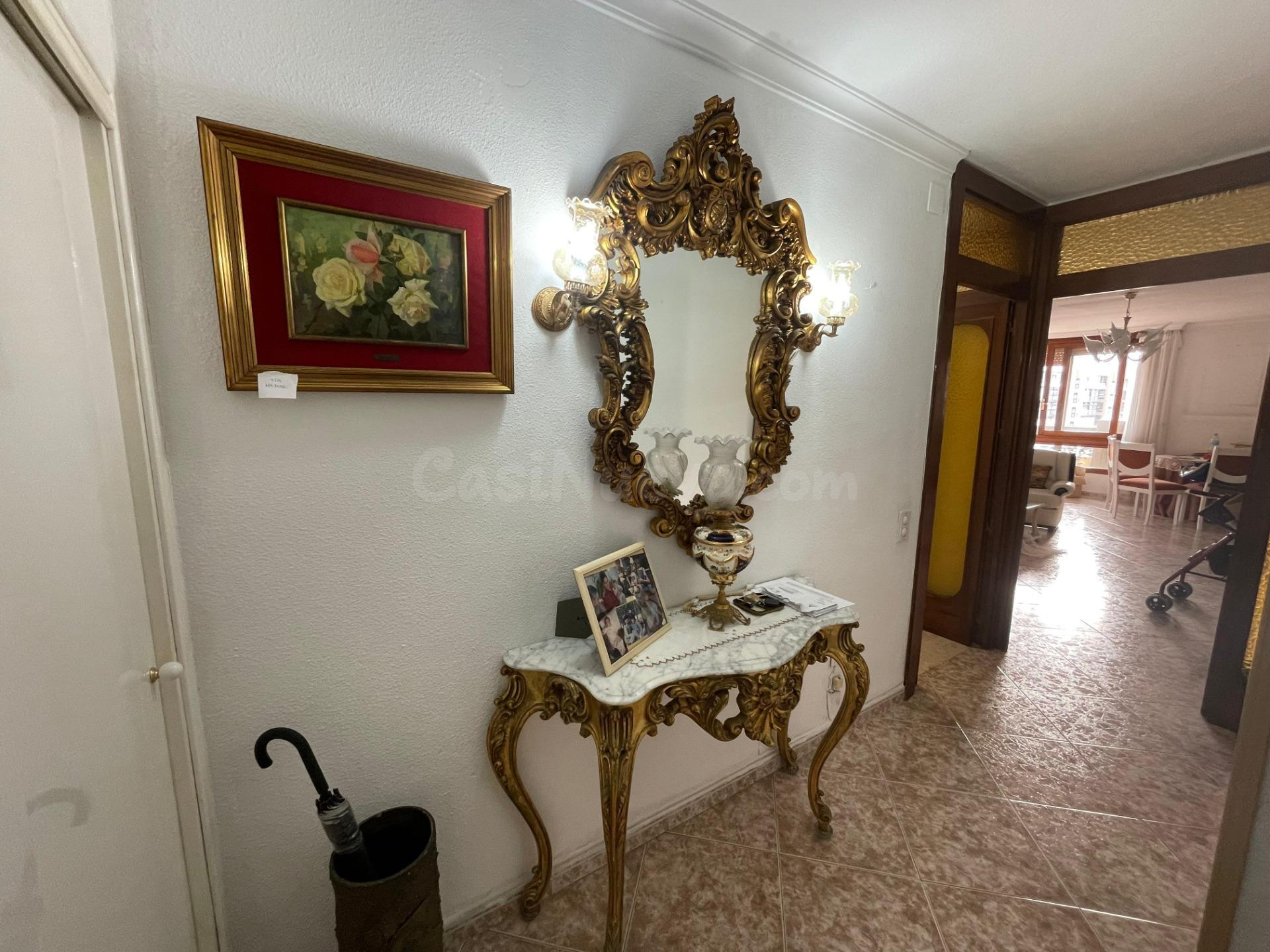 ¡Vive en el centro de todo! Amplio piso de 4 dormitorios fre - foto 5
