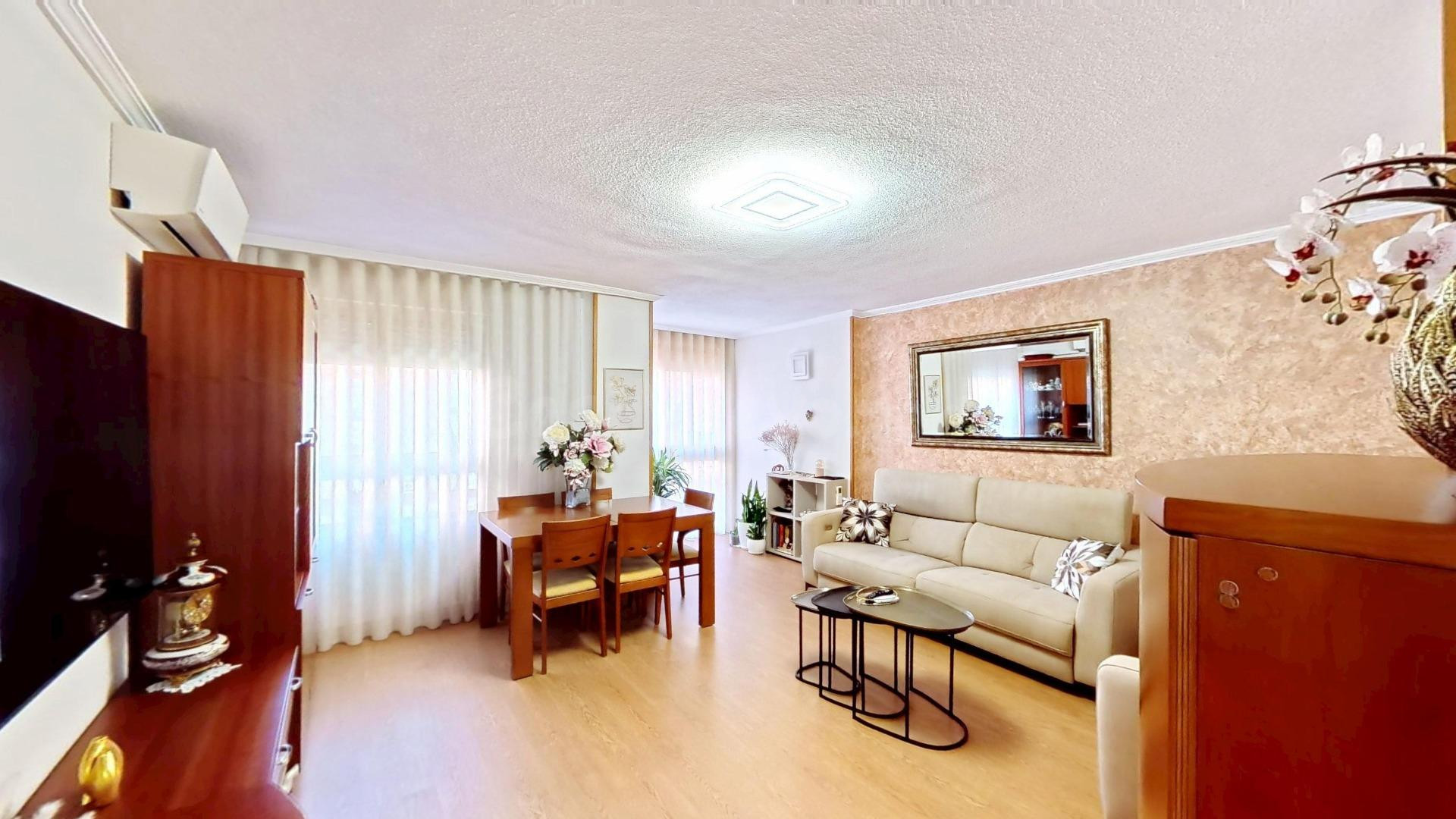 ¡Espectacular piso totalmente renovado junto al Bulevar del 