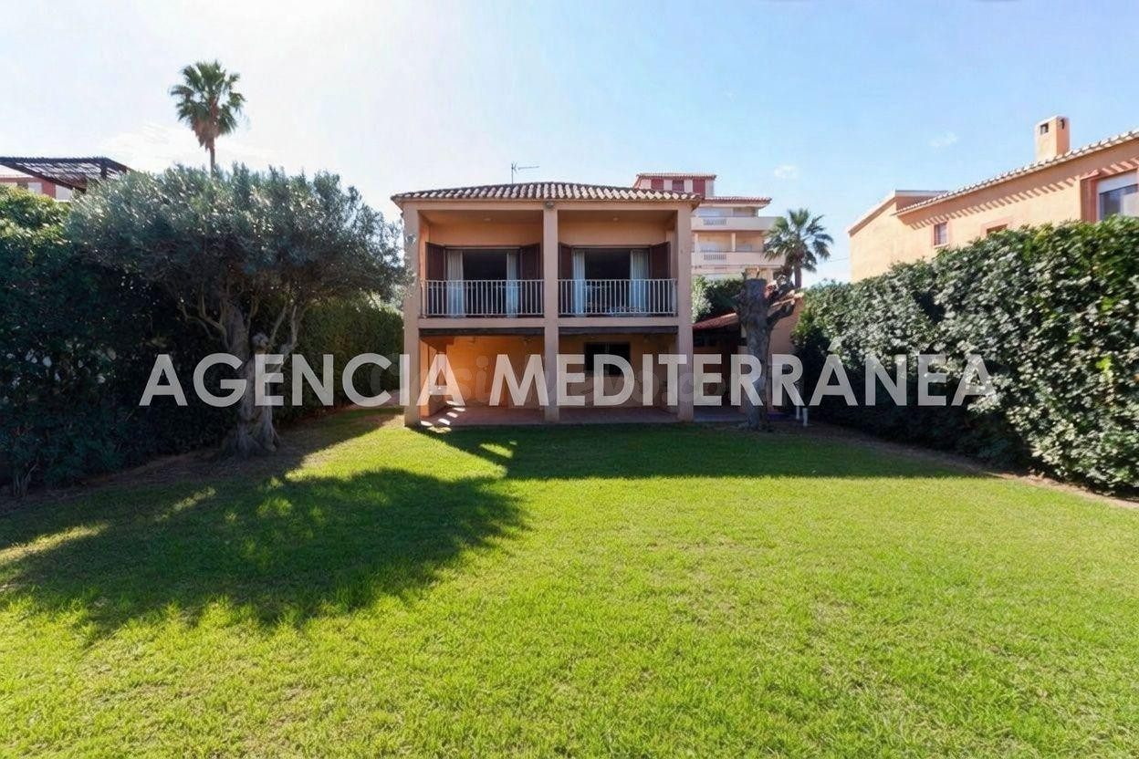 Exclusivo chalet en primera línea de playa a 5 km del centro