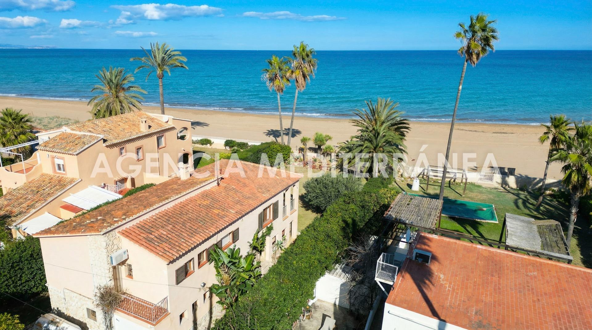Exclusivo chalet en primera línea de playa a 5 km del centro - foto 2
