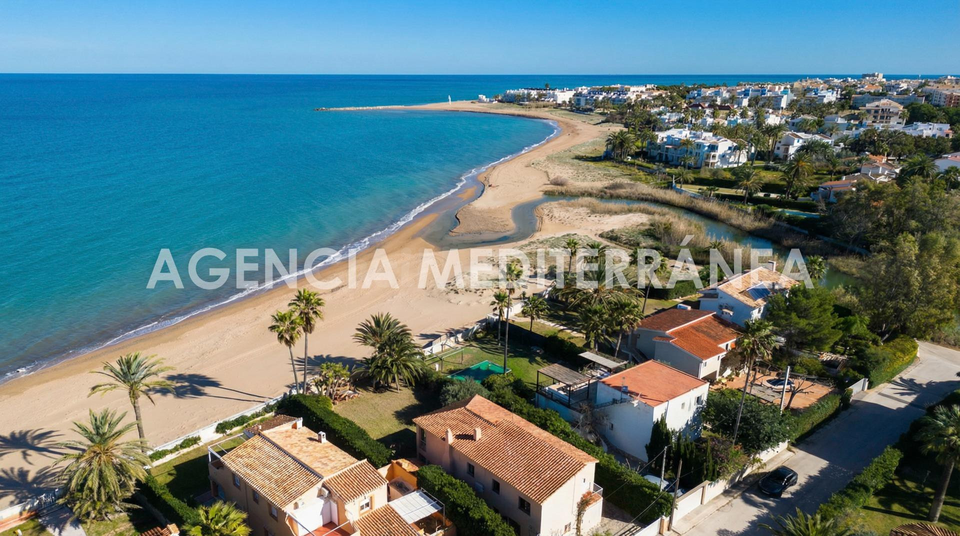 Exclusivo chalet en primera línea de playa a 5 km del centro - foto 3