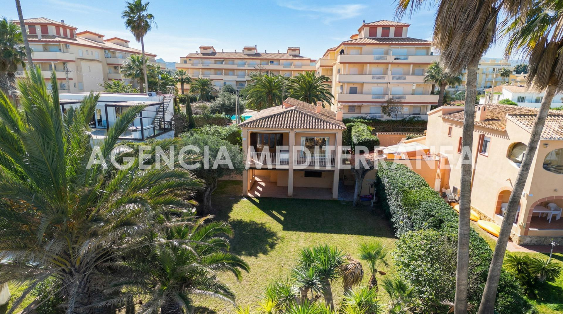 Exclusivo chalet en primera línea de playa a 5 km del centro - foto 4