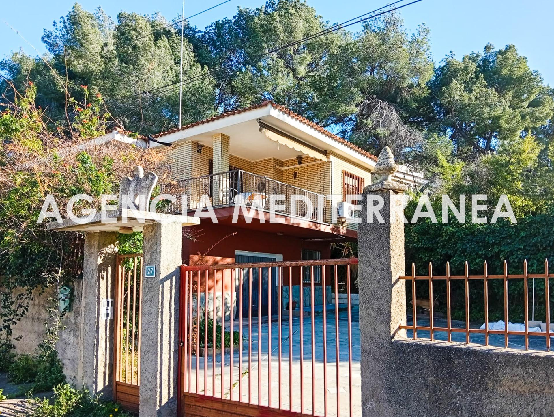 ¡Descubre este chalet con muchas posibilidades, en la tranqu - foto 2