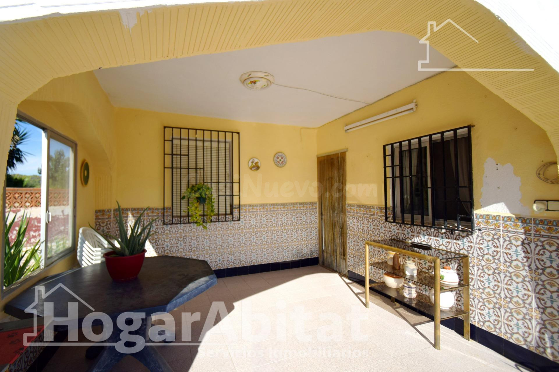 CHALET RÚSTICO CON PISCINA, GARAJE Y TERRAZA - foto 4
