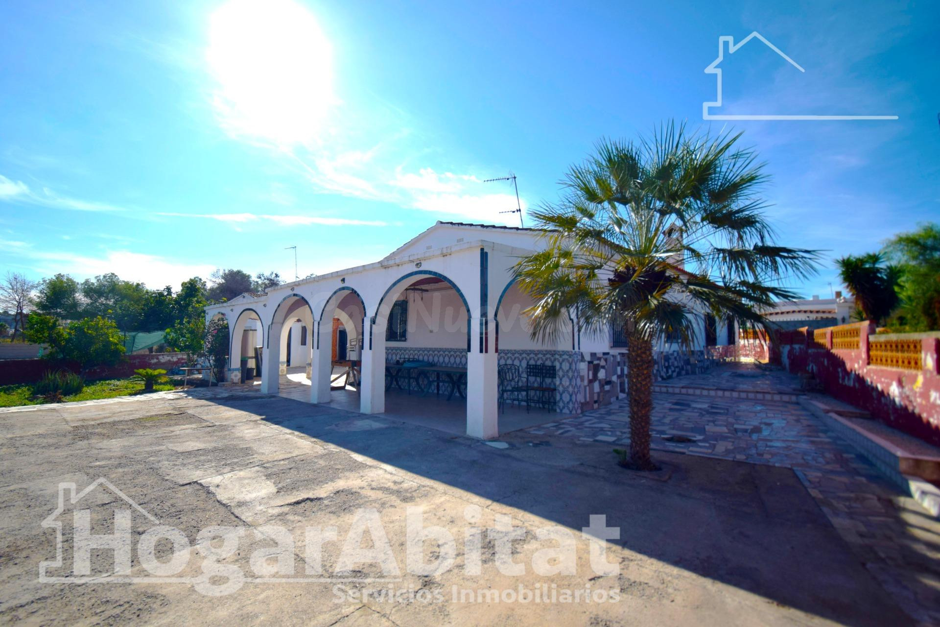 CHALET RÚSTICO CON PISCINA, GARAJE Y TERRAZA - foto 5