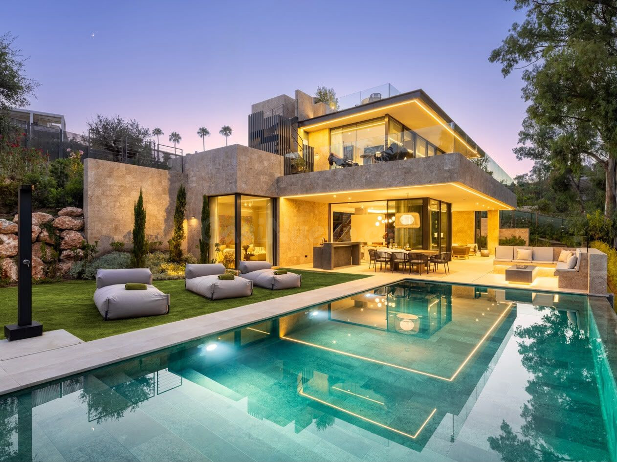 Exclusive Contemporary Villa with Spa, Rooftop Jacuzzi and I