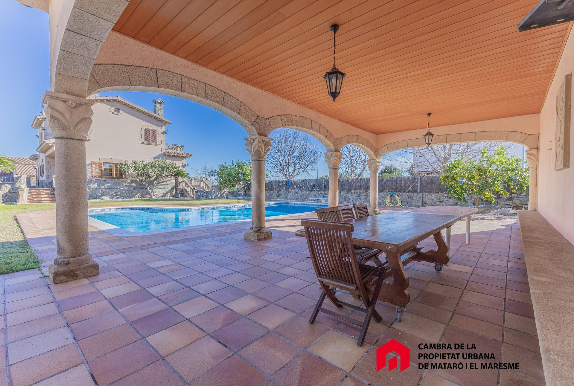 Espectacular finca, con jardín inmenso y piscina