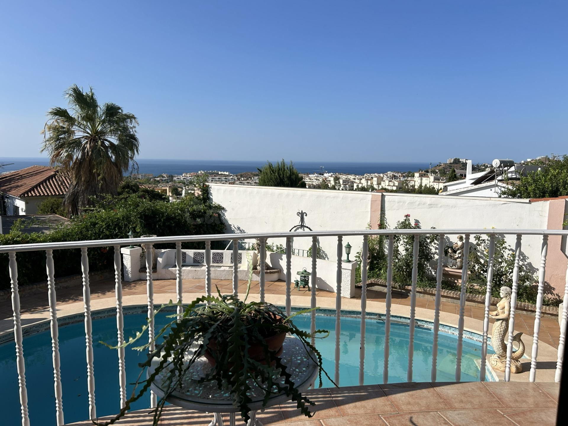 EXCLUSIVO CHALET EN UNA SOLA PLANTA CON VISTAS PANORÁMICAS A