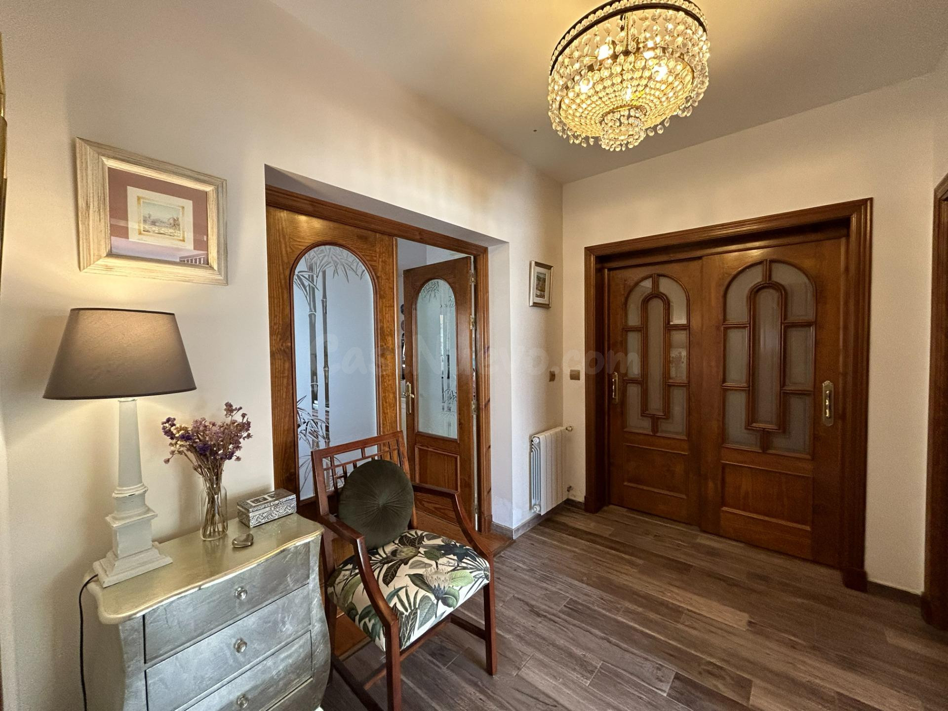 EXCLUSIVO CHALET EN UNA SOLA PLANTA CON VISTAS PANORÁMICAS A - foto 2