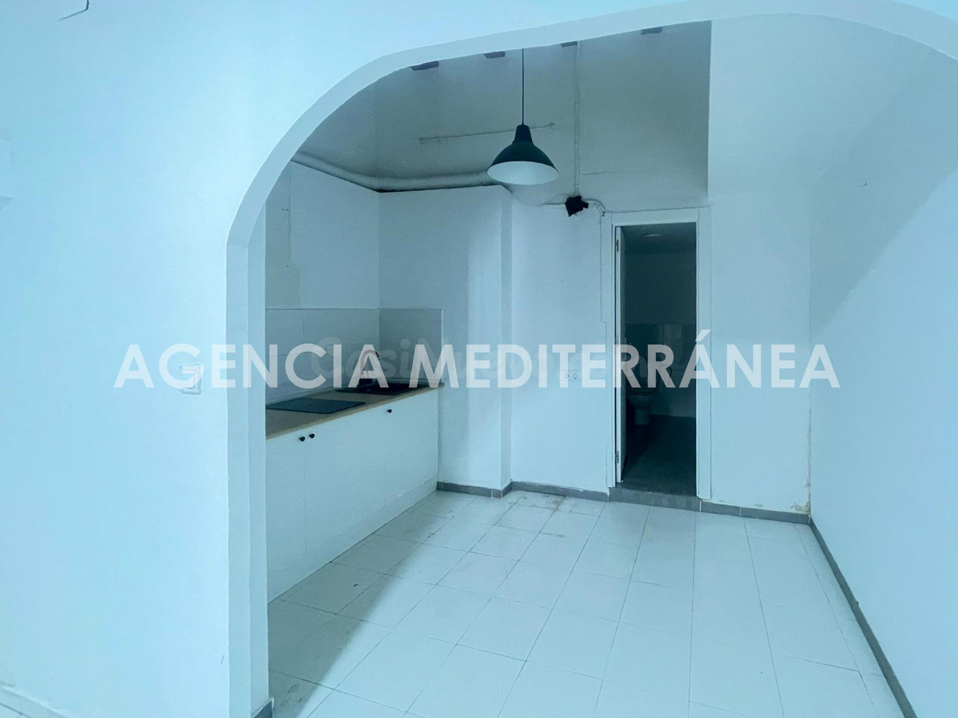 Fantástico Bajo Comercial en Cabañal. - foto 2