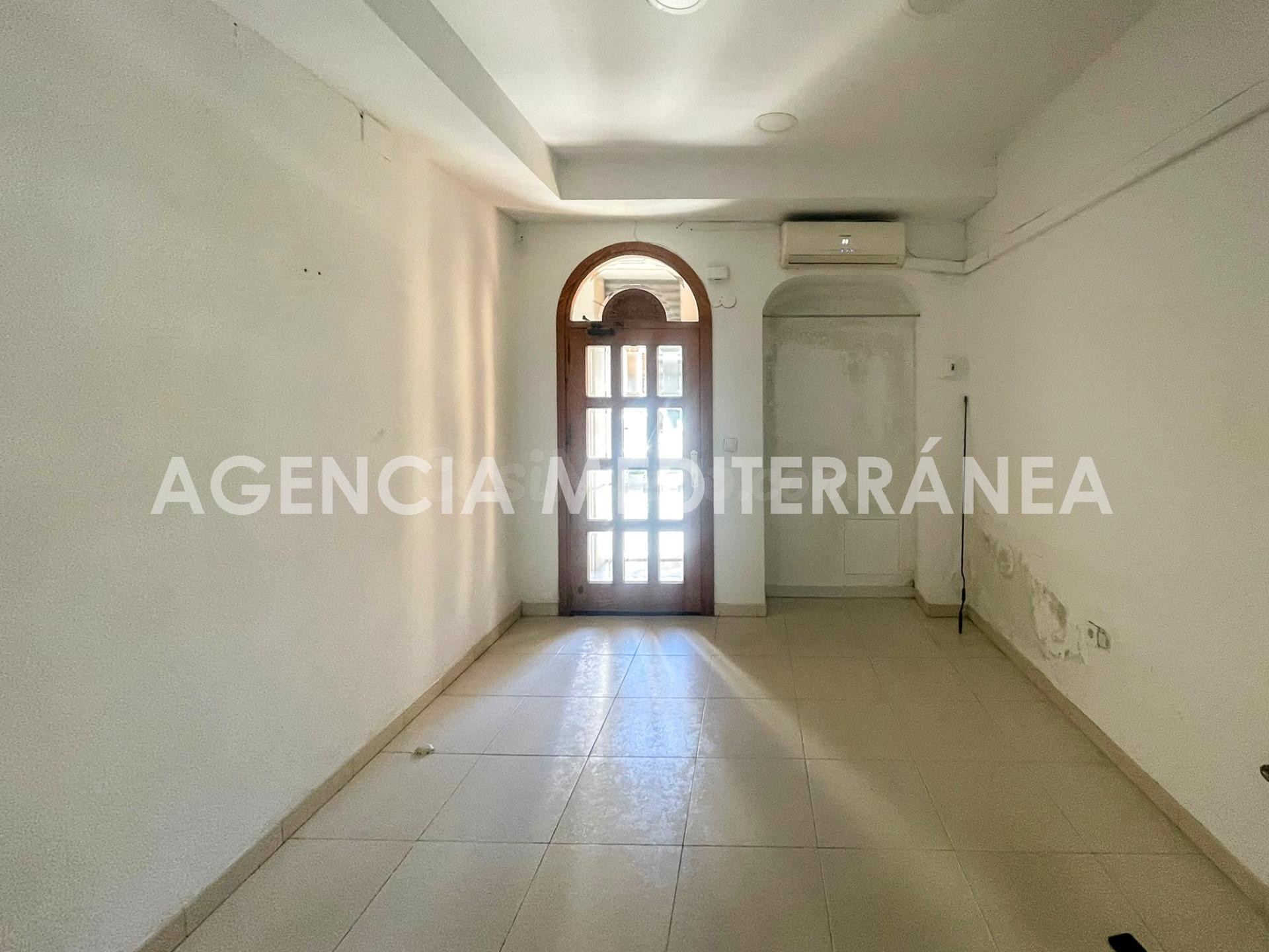 Fantástico Bajo Comercial en Cabañal. - foto 3