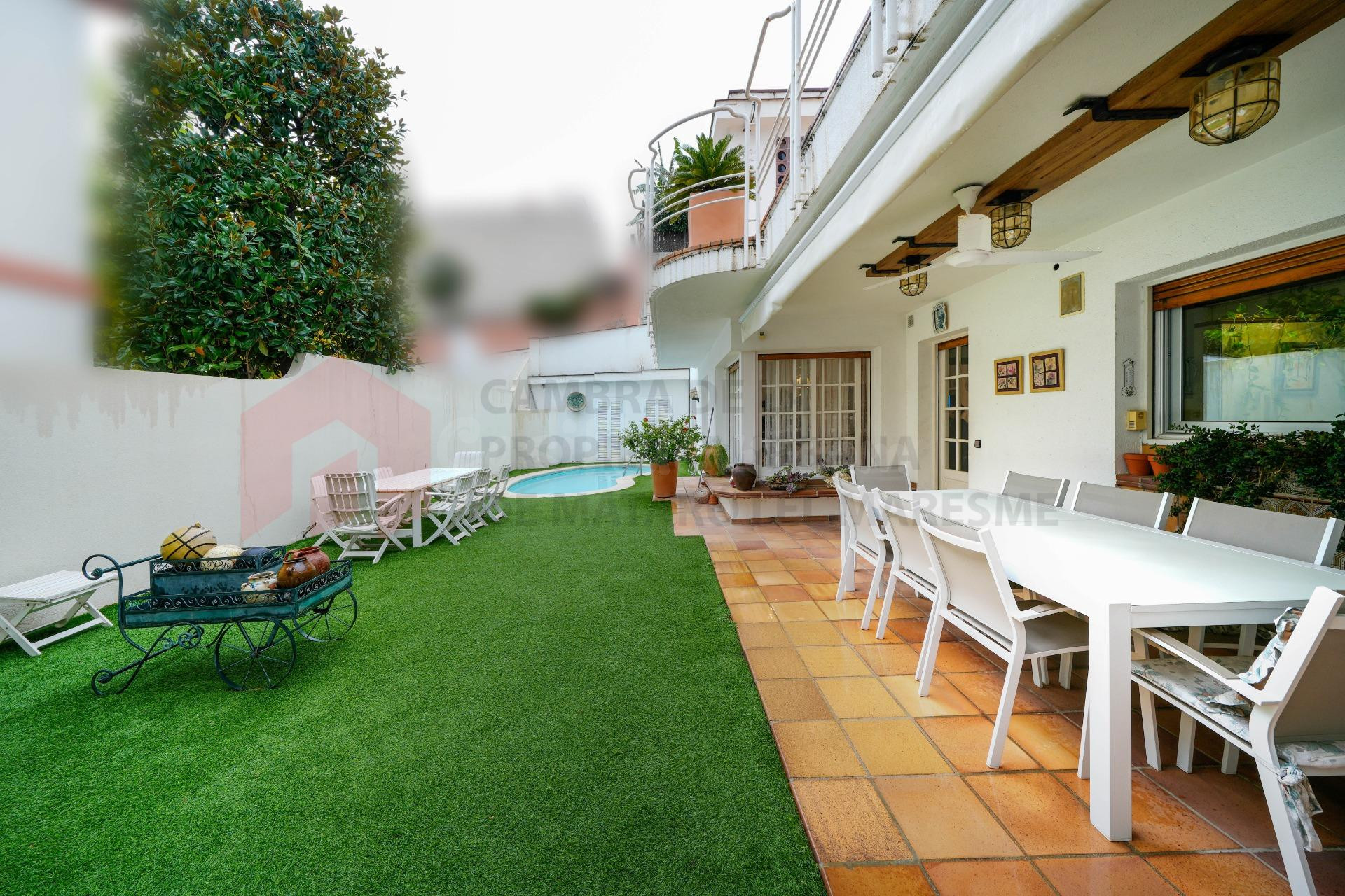 Gran casa en Mataró con jardín, piscina y 2 garajes en ubica - foto 2