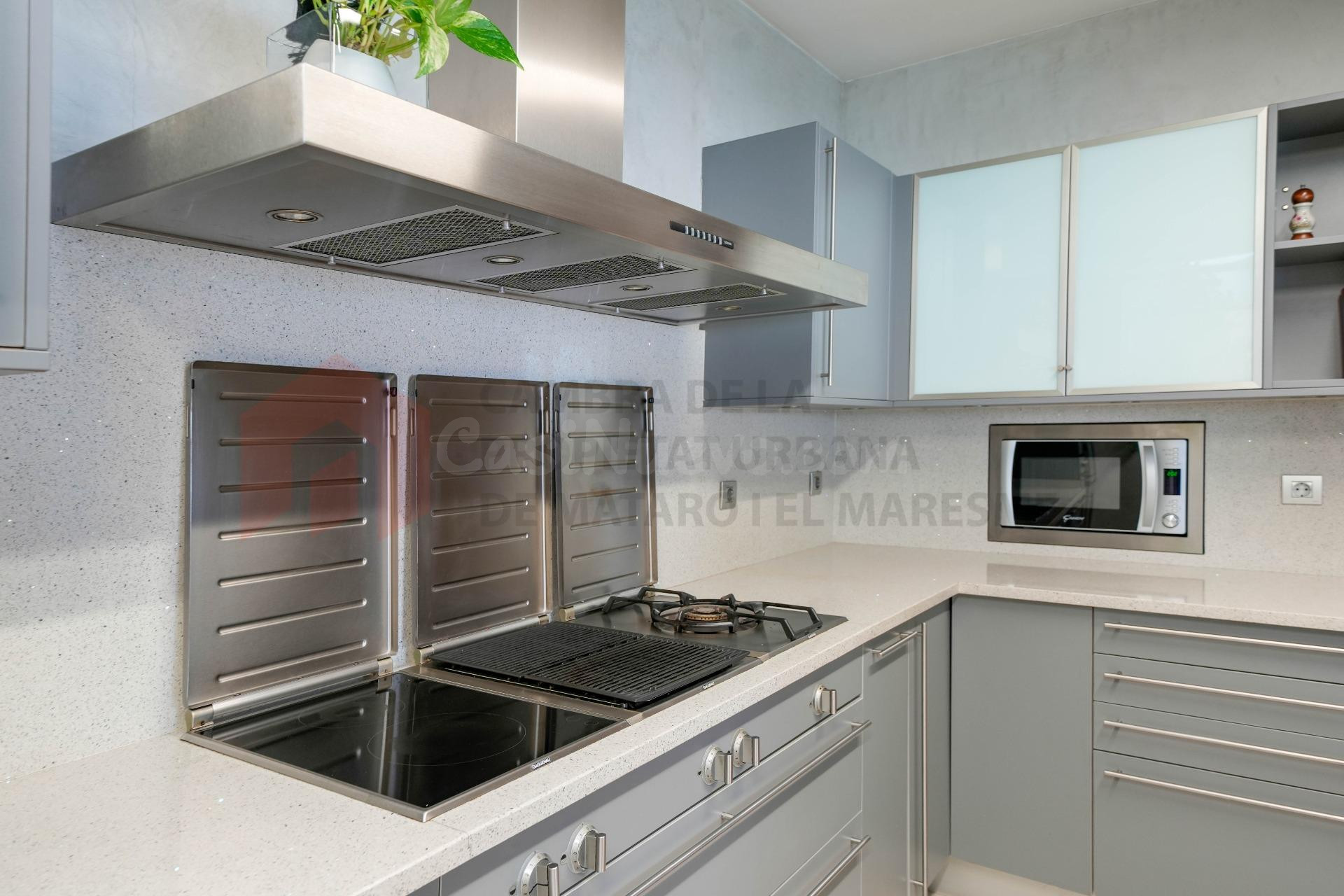 Gran casa en Mataró con jardín, piscina y 2 garajes en ubica - foto 3