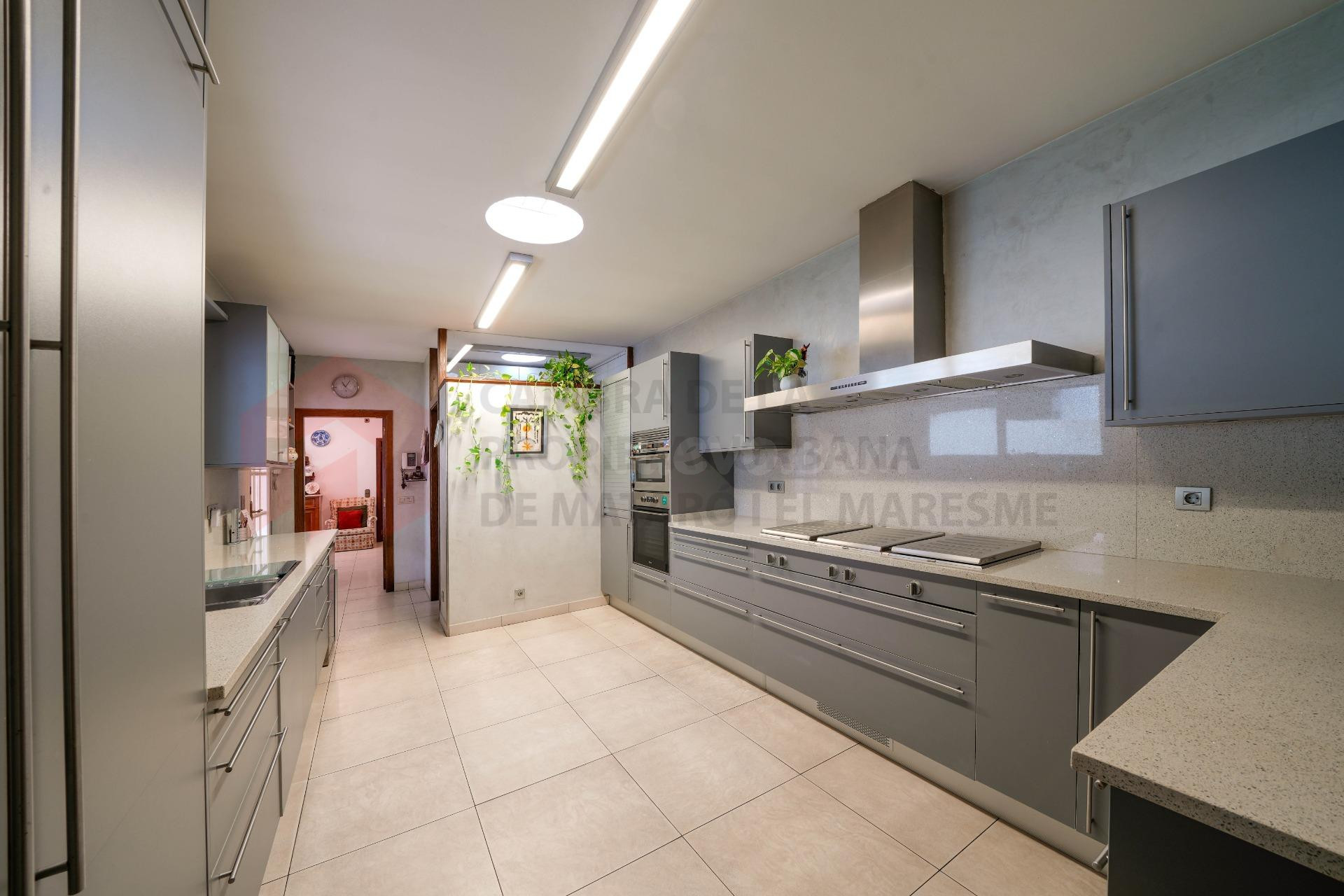 Gran casa en Mataró con jardín, piscina y 2 garajes en ubica - foto 4