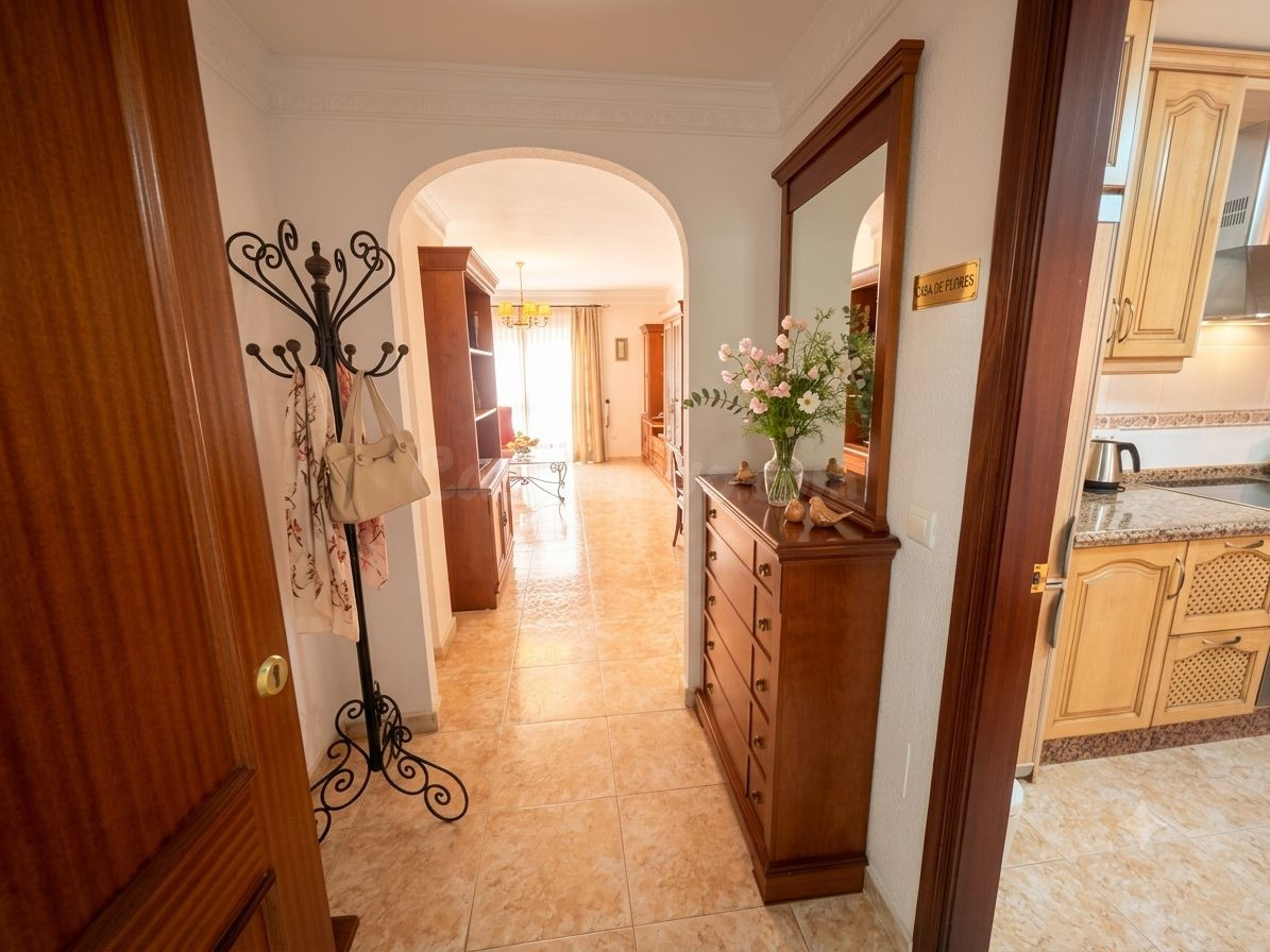 Amplio piso de 3 dormitorios con terraza, garaje y trastero! - foto 2