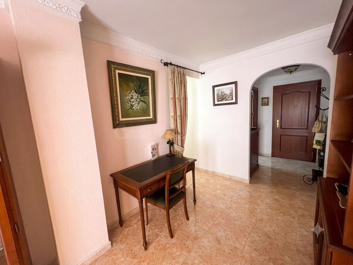 Amplio piso de 3 dormitorios con terraza, garaje y trastero! - foto 3