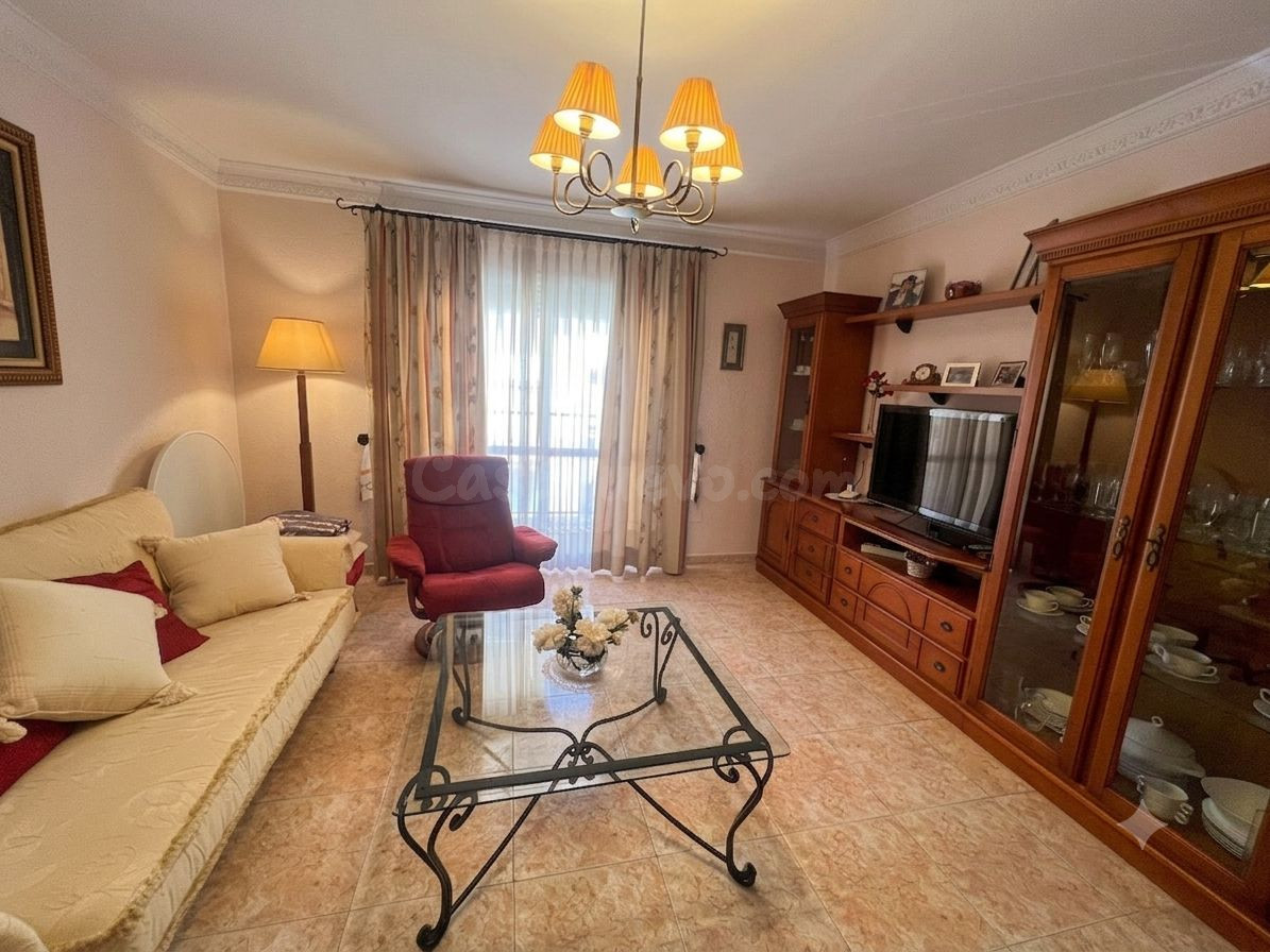 Amplio piso de 3 dormitorios con terraza, garaje y trastero! - foto 4