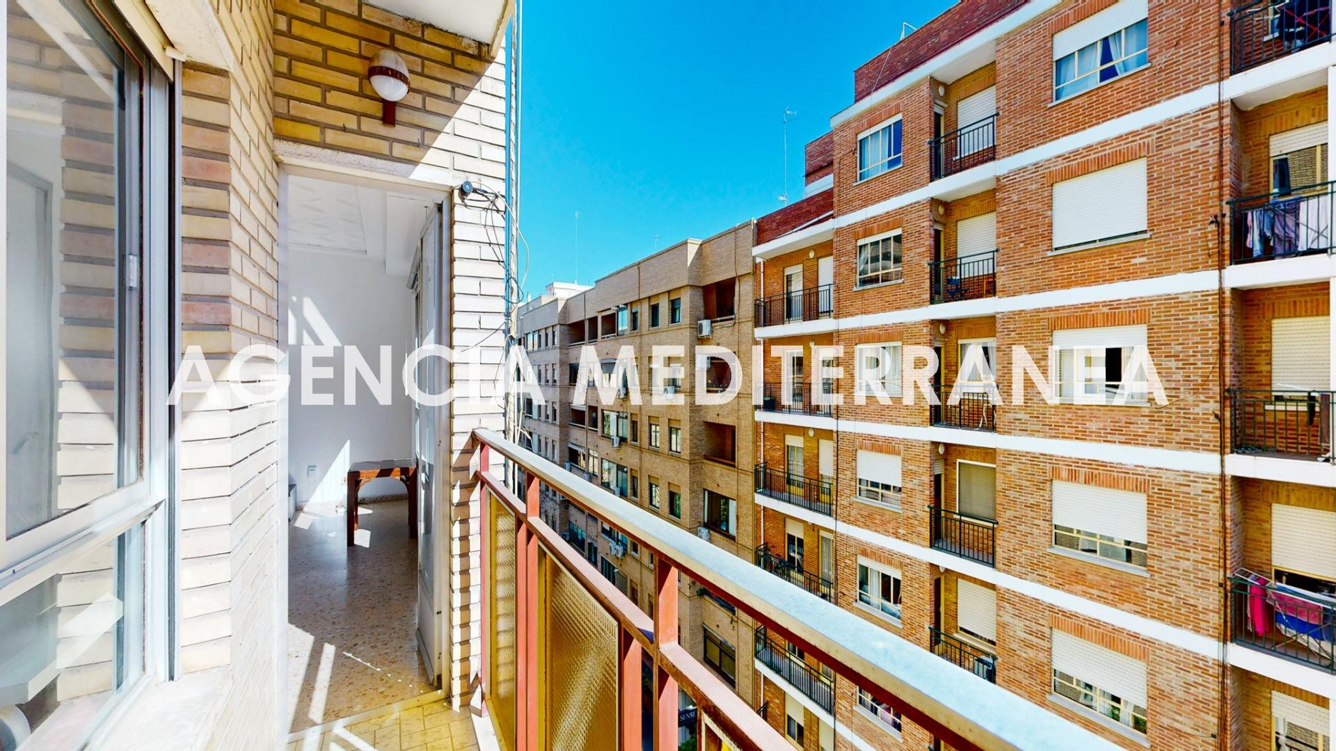 Piso en venta en zona Blasco Ibañez, con garaje incluido, para reformar