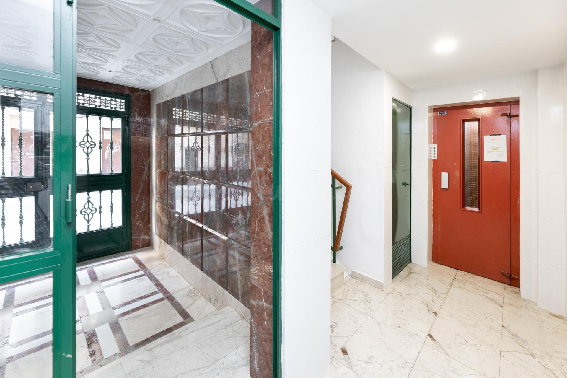 Venta de piso de 4 dormitorios y 2 baños en Granada (Zona Ce - foto 2